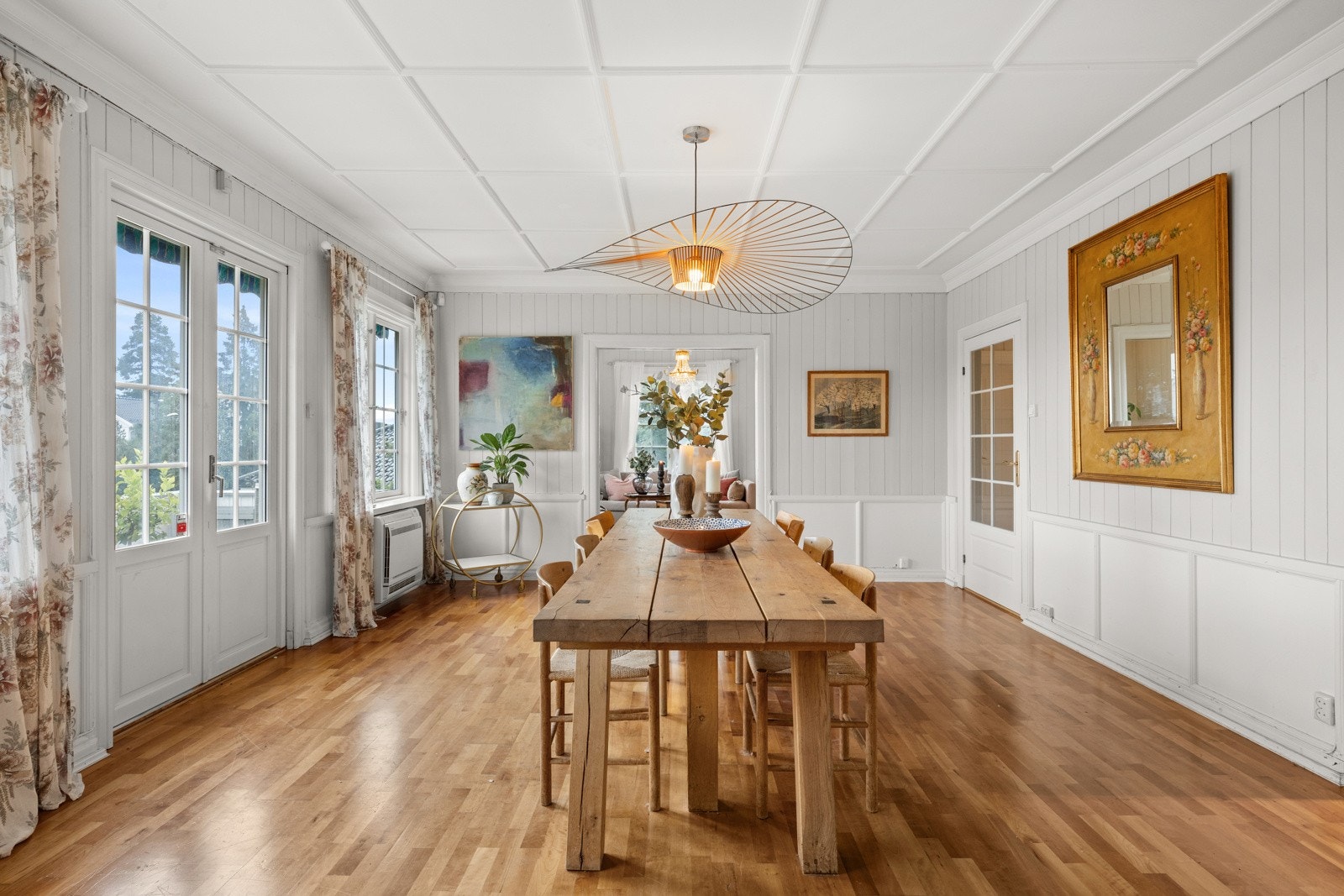 Lyset skinner fint gjennom alle tre stuene som ligger på rad - dette skaper en lys og god atmosfære Galleribilde