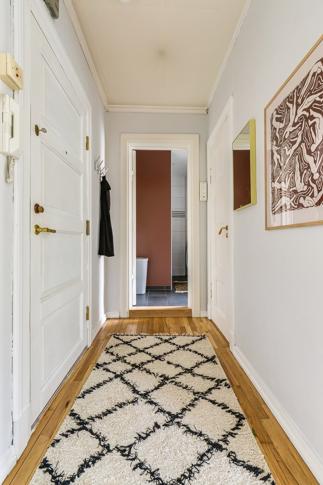 Første møte med leiligheten er lys og pen entré. Her er det gode muligheter for oppbevaring av yttertøy og sko. Galleribilde