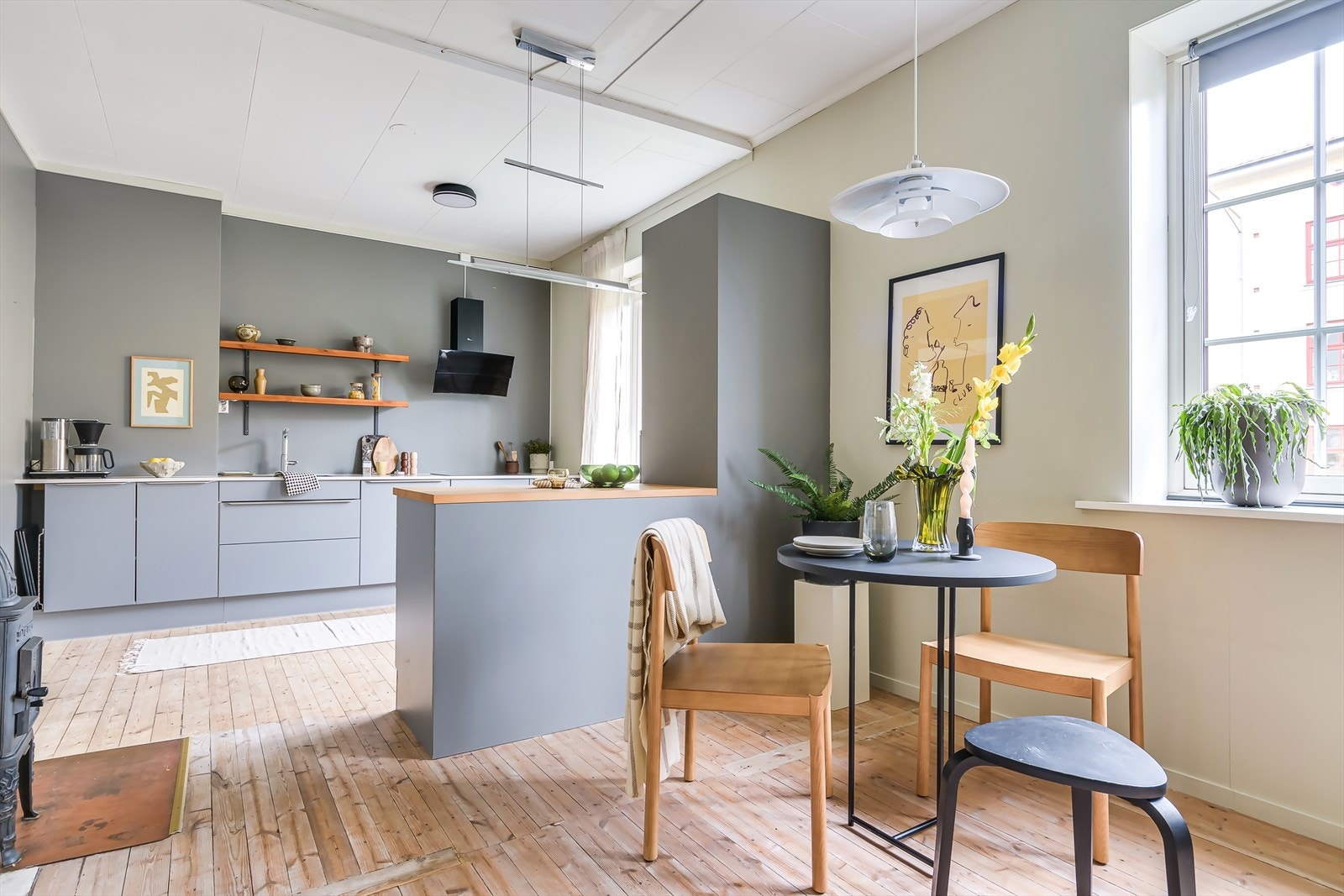 Stue og kjøkken er i delvis åpen løsning. Dette gir en åpen og sosial atmosfære! Galleribilde