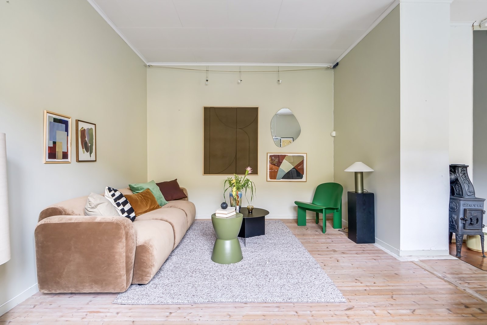 Delikate fargevalg i leiligheten gir en deilig og hjemmekoselig følelse. Galleribilde