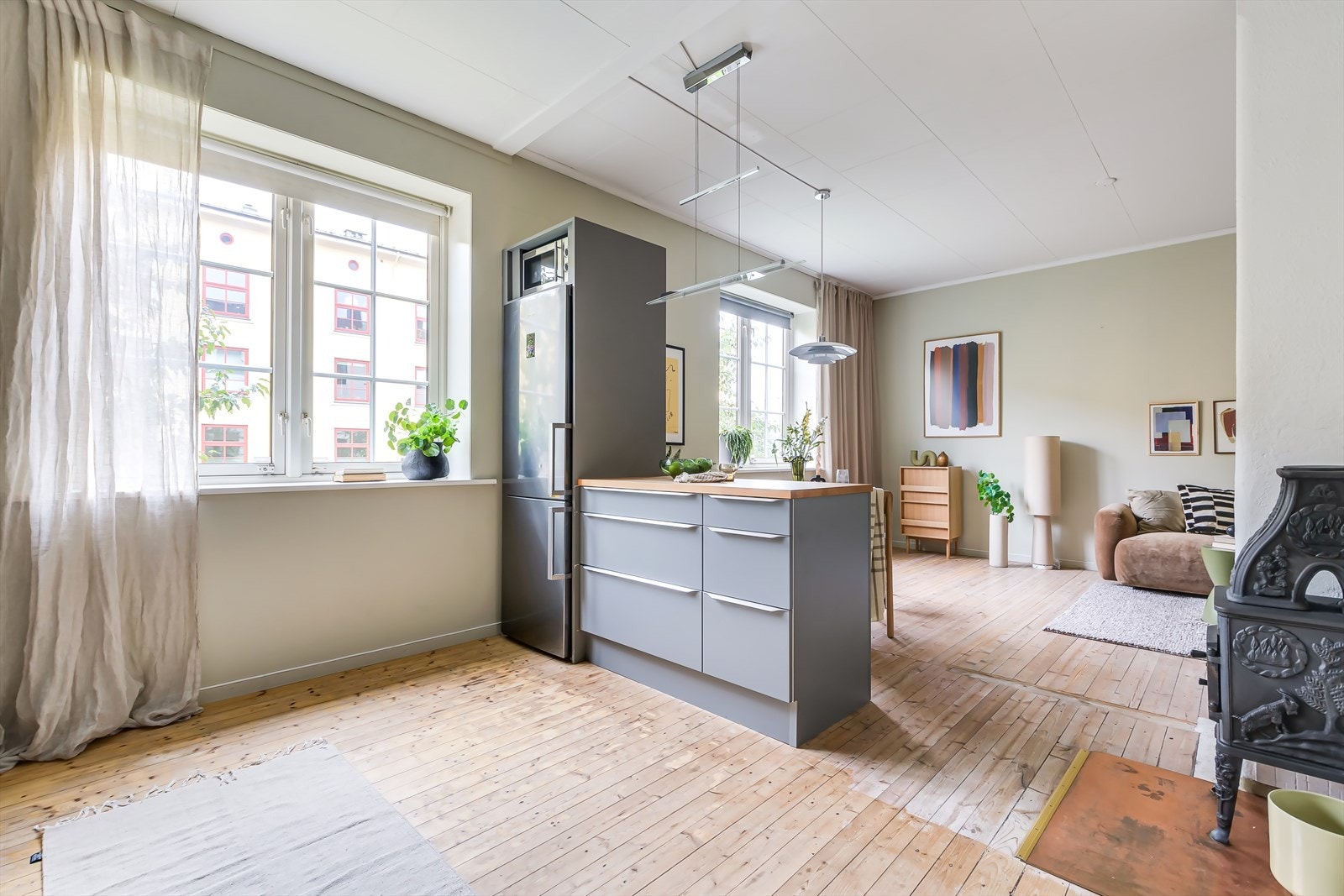 Romhøyde på ca 2,78m i stuen skaper en herlig atmosfære. Galleribilde