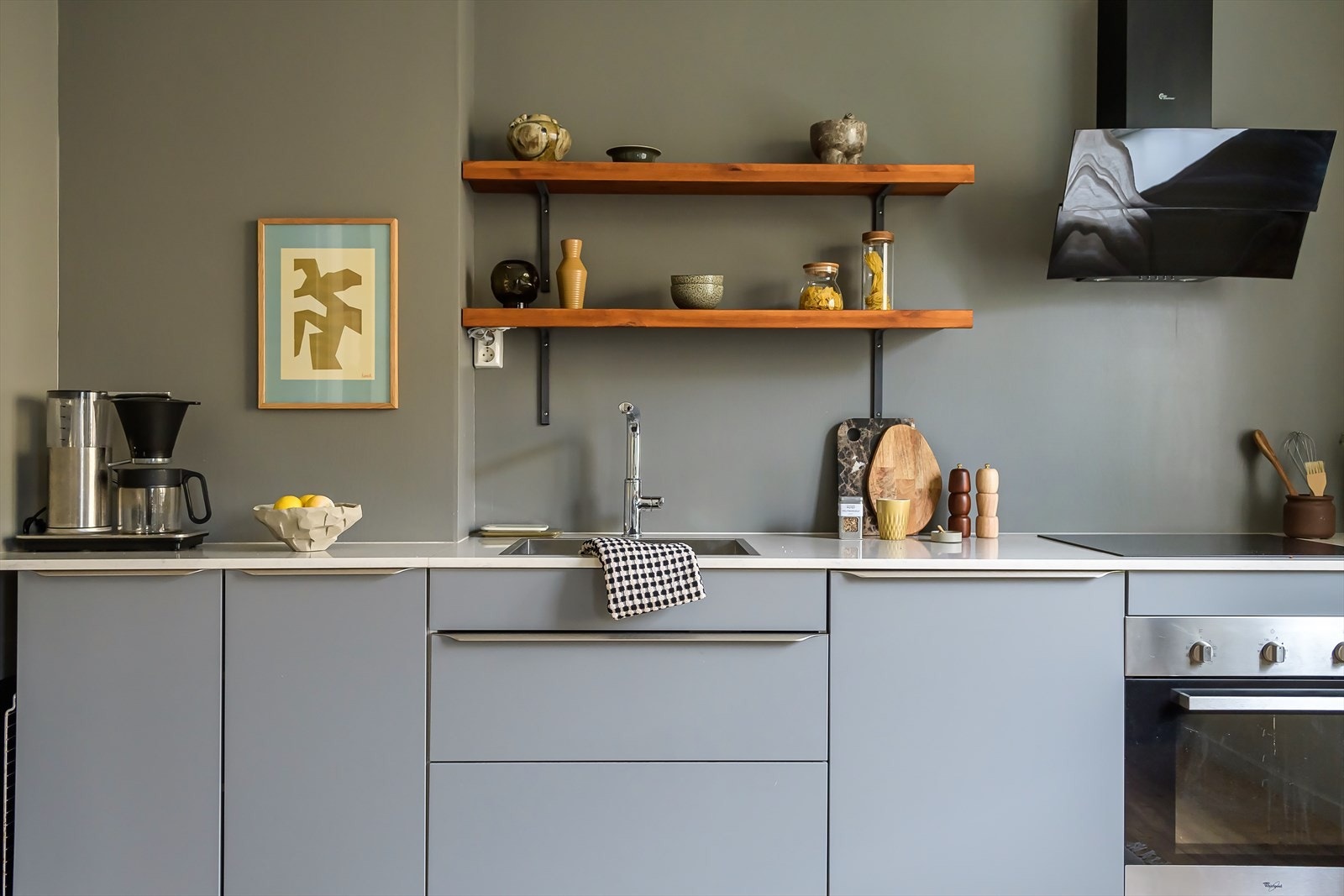 Kjøkkenets utforming inviterer til flere kokker og matglade gjester! Galleribilde