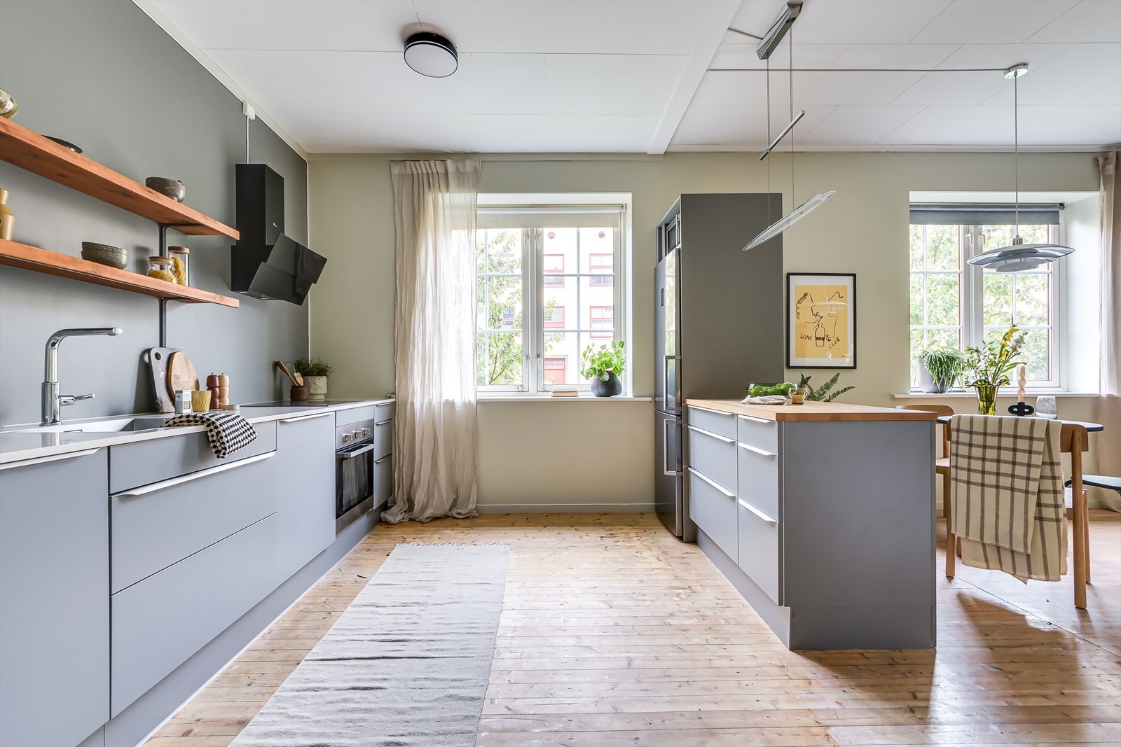 Kjøkkenet er veldisponert og godt utnyttet med rikelig skap- og benkeplass. Galleribilde