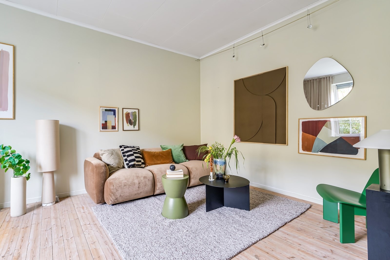 De vakre originale tregulvene er gjennomgående i både stuen, soverommet og gangen. Galleribilde