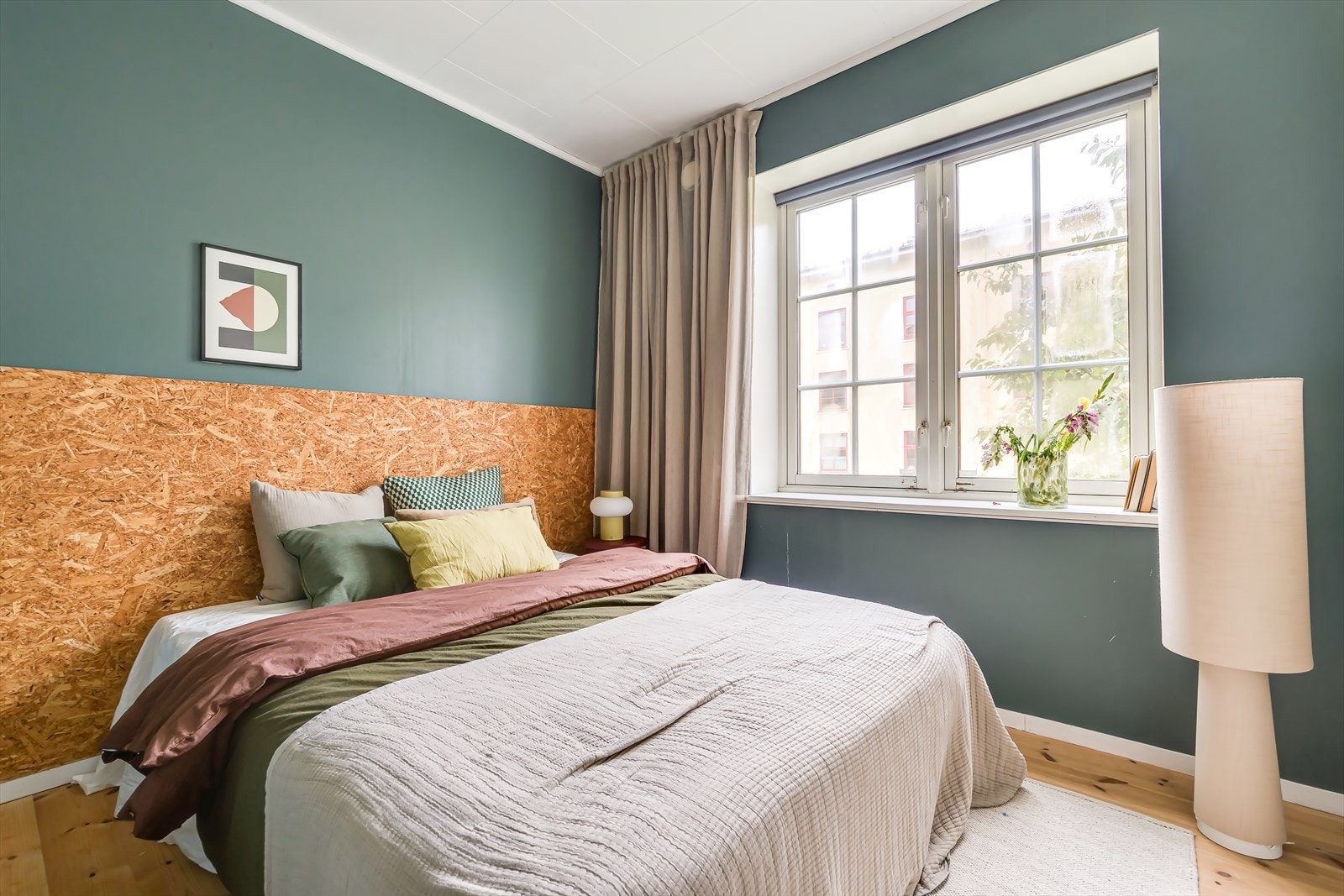 Soverommet er stort og luftig, med god plass til dobbeltseng samt tilhørende nattbord og garderobeløsning. Galleribilde