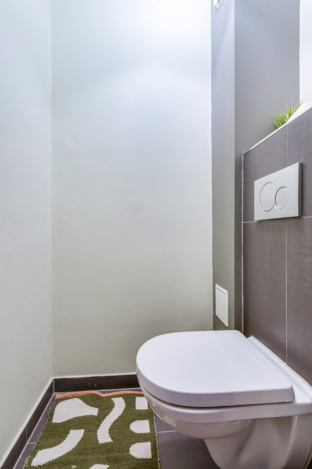 Eget separat toalettrom ligger praktisk til ved entréen. Galleribilde