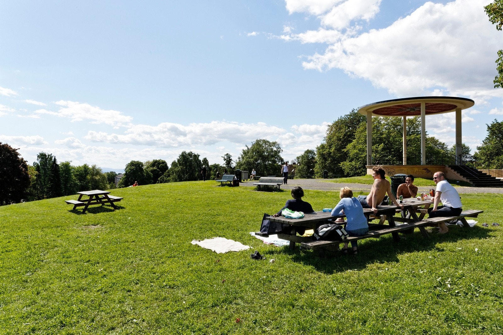 Den fine Torshovparken med egen sandvolley-bane. Galleribilde