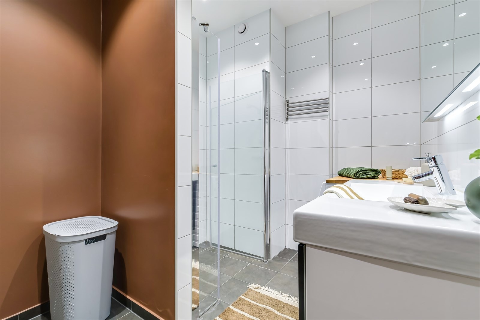 Gulvet er flislagt med varmekabler. Galleribilde