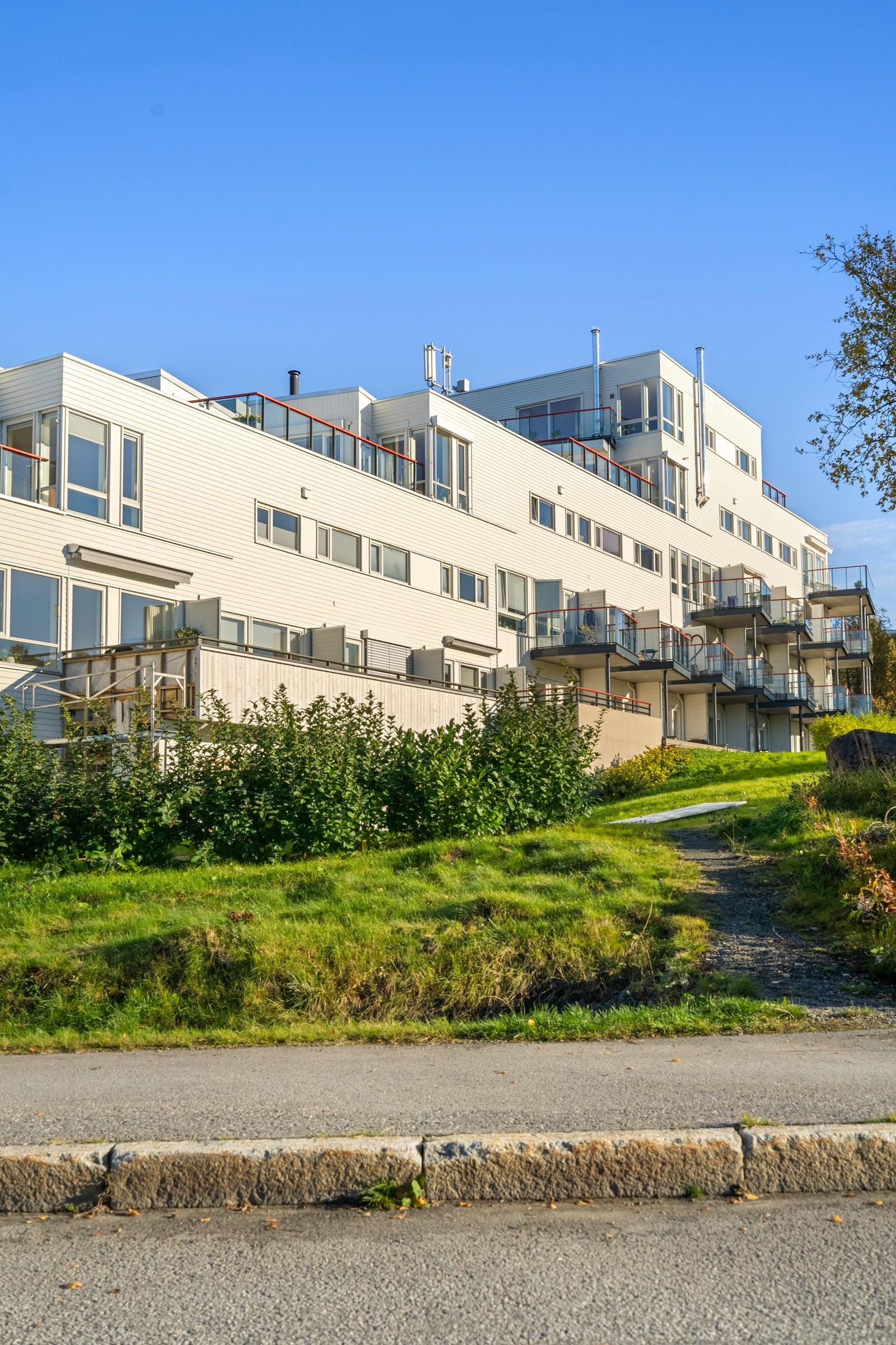 Leiligheten ligger alene på toppen i 6.etasje og har etterspurte kvaliteter som bl.a. takterrasse, balkong og 2 garasjeplasser.