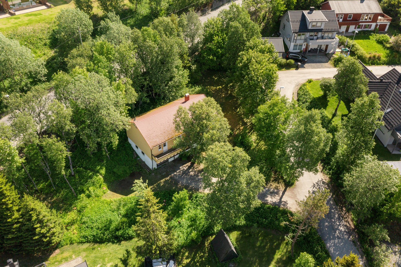 Norrønavegen er en stille og rolige gate uten noe særlig gjennomgangstrafikk. Ideell beliggenhet for familier. Det er støyskjerm mot Langnesvegen.