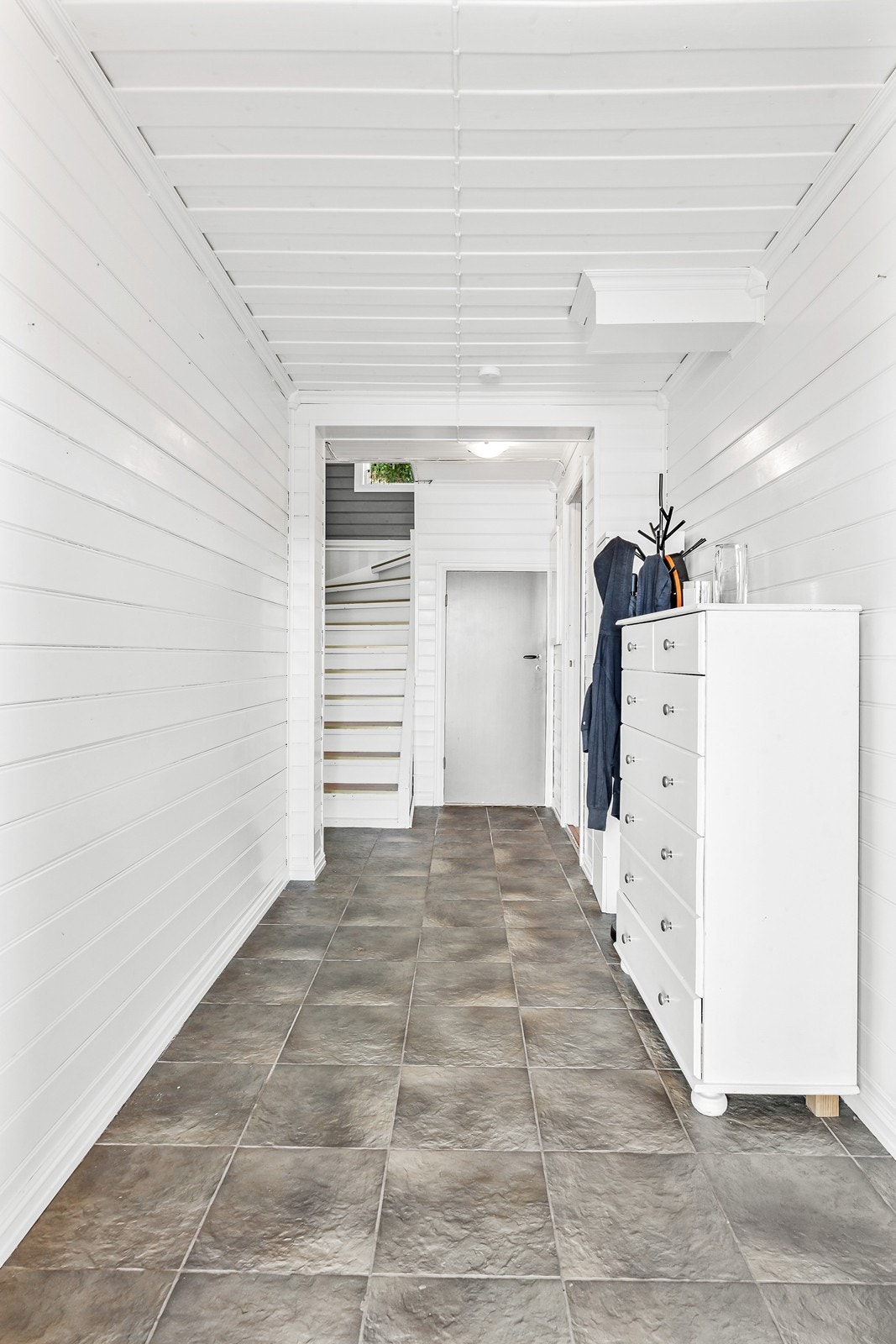 Velkommen inn! Når du trår over dørstokken blir du møtt av en lys og romslig entré Galleribilde