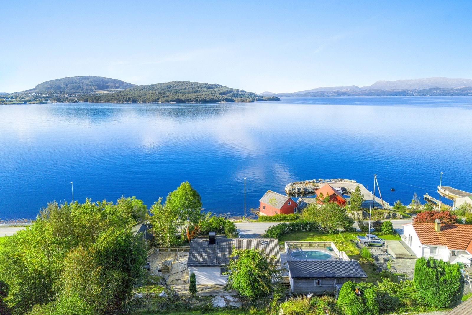 Eiendommen solrikt til med fantastisk utsikt over Husnesfjorden Galleribilde