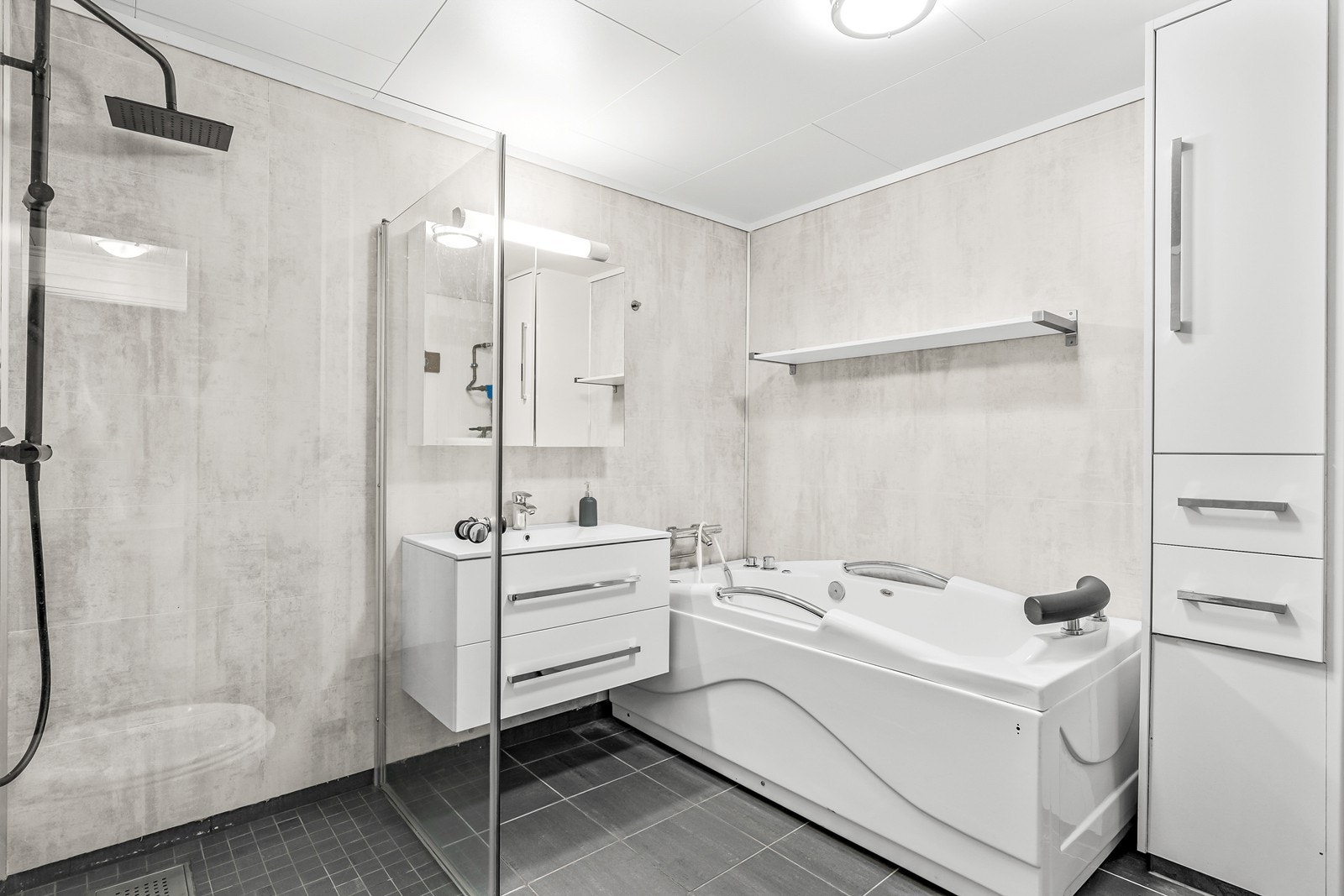 I underetasjen er det to bad - Innredningen på dette badet består av vegghengt toalett, dusjhjørne og servant Galleribilde