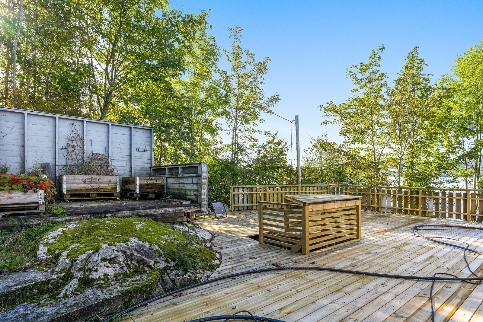 Terrassen går rundt "hele" boligen og måler 175m² Galleribilde