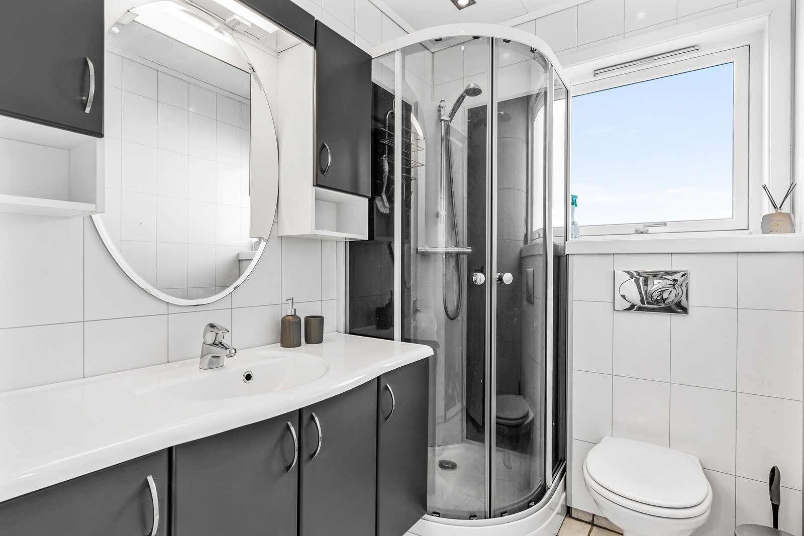 Baderom i 1.etasje ble modernisert og overflatefornyet i 2008 Galleribilde