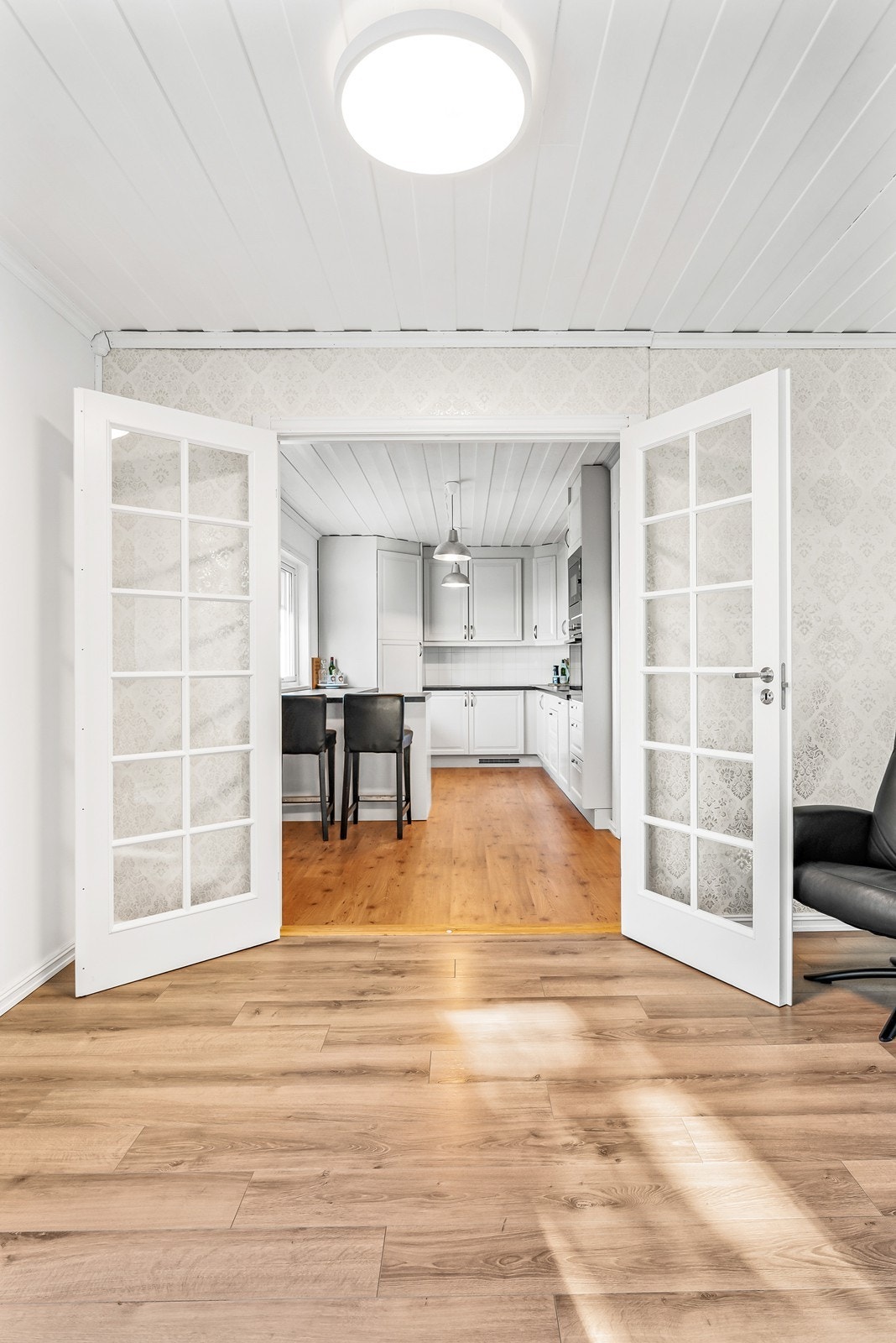 Fra stuen kan man bevege seg videre inn til kjøkkenet Galleribilde