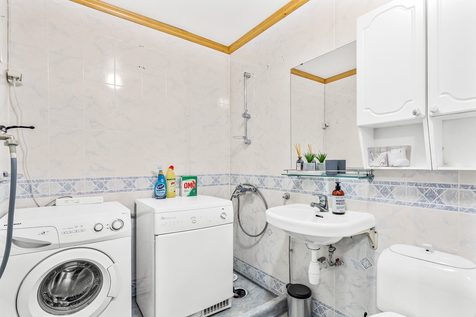 Baderom nummer 2 i underetasje er innredet med toalett, dusjhjørne, opplegg for vaskemaskin/tørketrommel og vegghengt servant Galleribilde