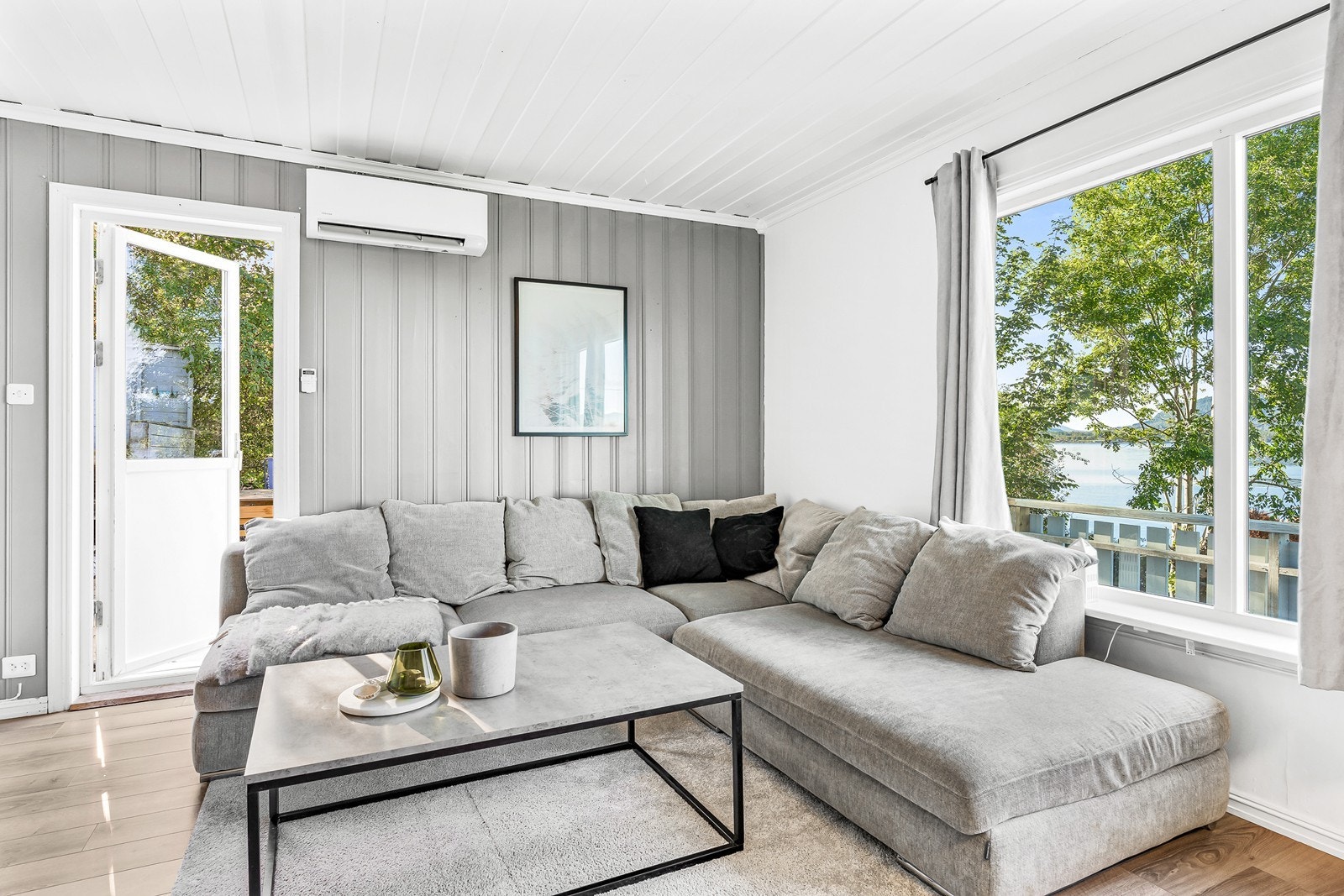 Fra stuen er det utgang til den store terrassen Galleribilde