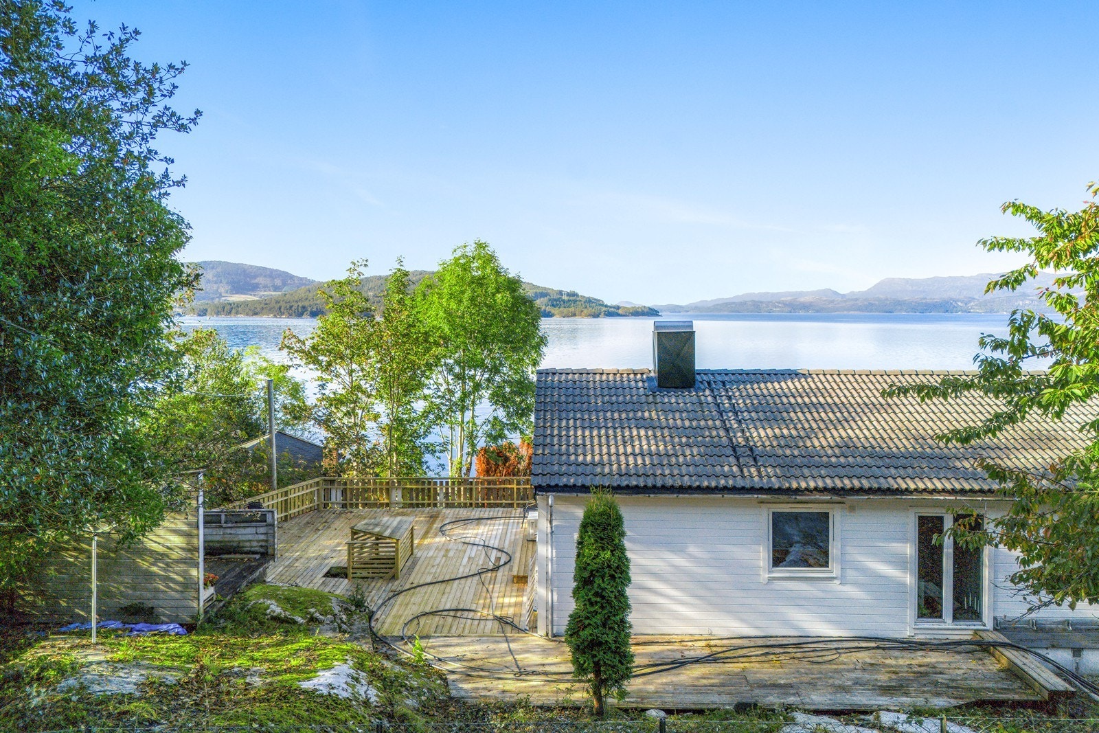 Det er kun ca. 5 minutters kjøring til Husnes sentrum, hvor du finner et bredt utvalg av servicetilbud, inkludert skole, barnehage, idrettsanlegg og helsesenter Galleribilde