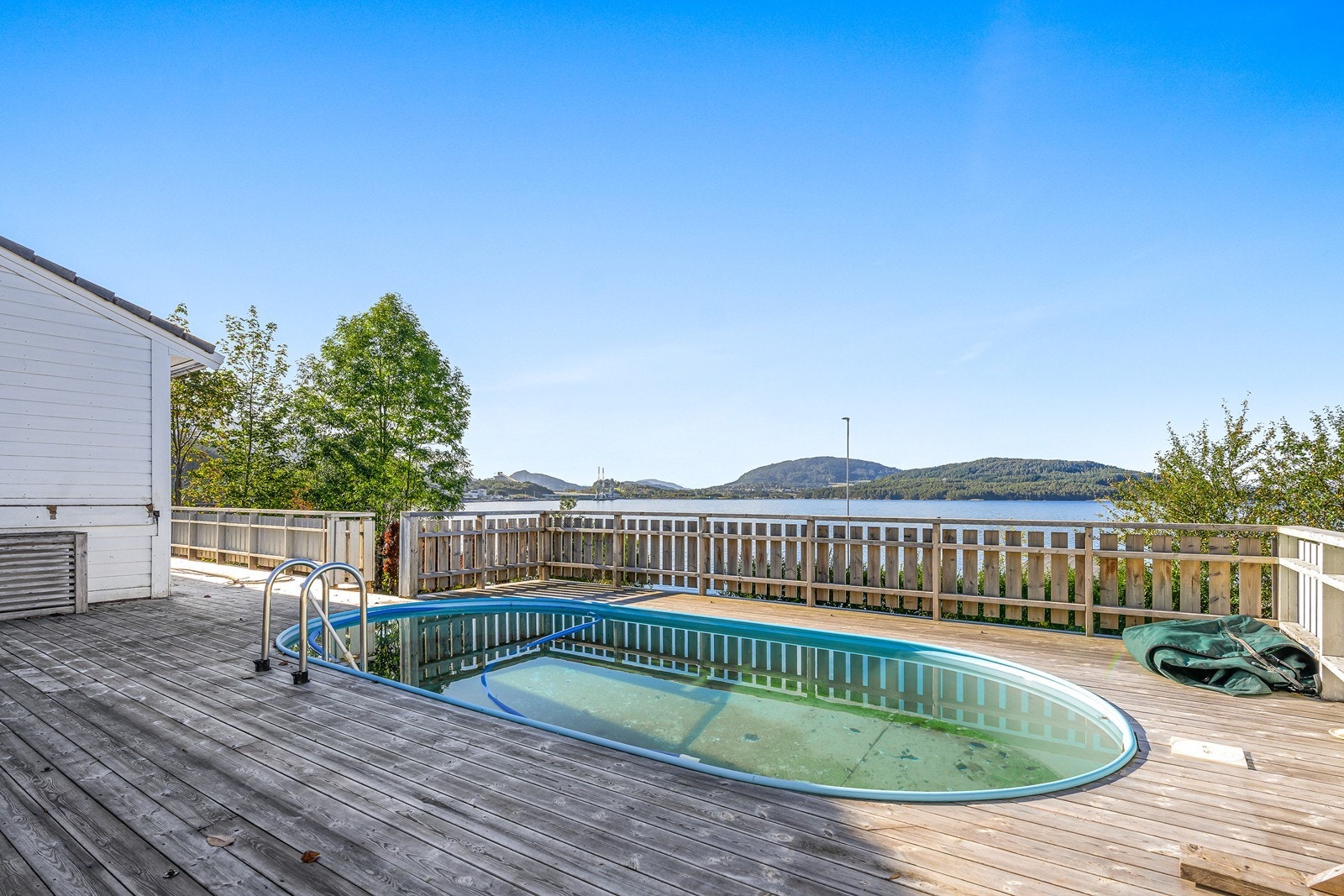 Terrassen gir god plass til ønsket utemøblement og flott beplantning, og er et ideelt sted å arrangere utendørs middager og fester Galleribilde