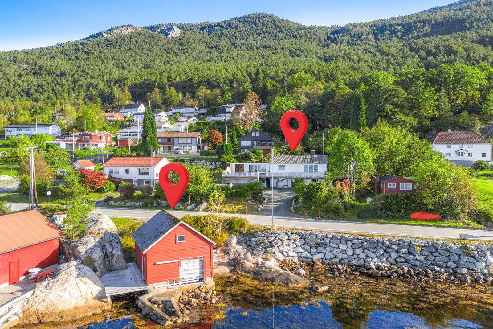 Romslig enebolig med basseng, hagestue og naust Galleribilde