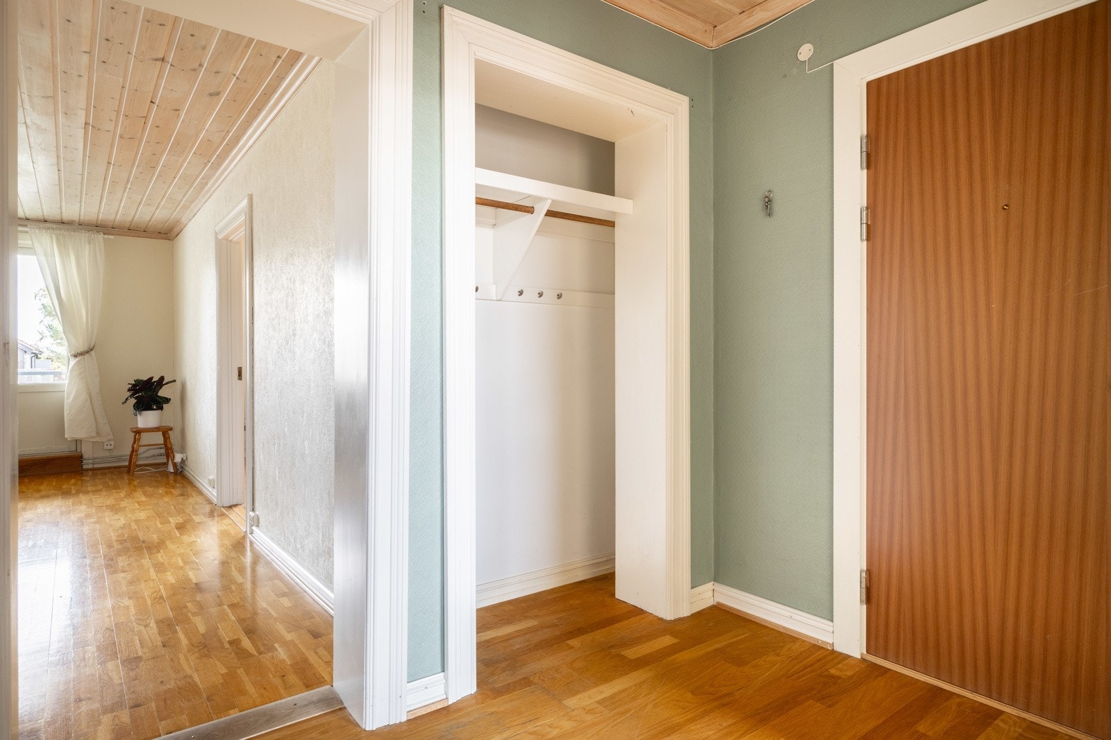 Du blir ønsket velkommen inn i en romslig entré. Galleribilde