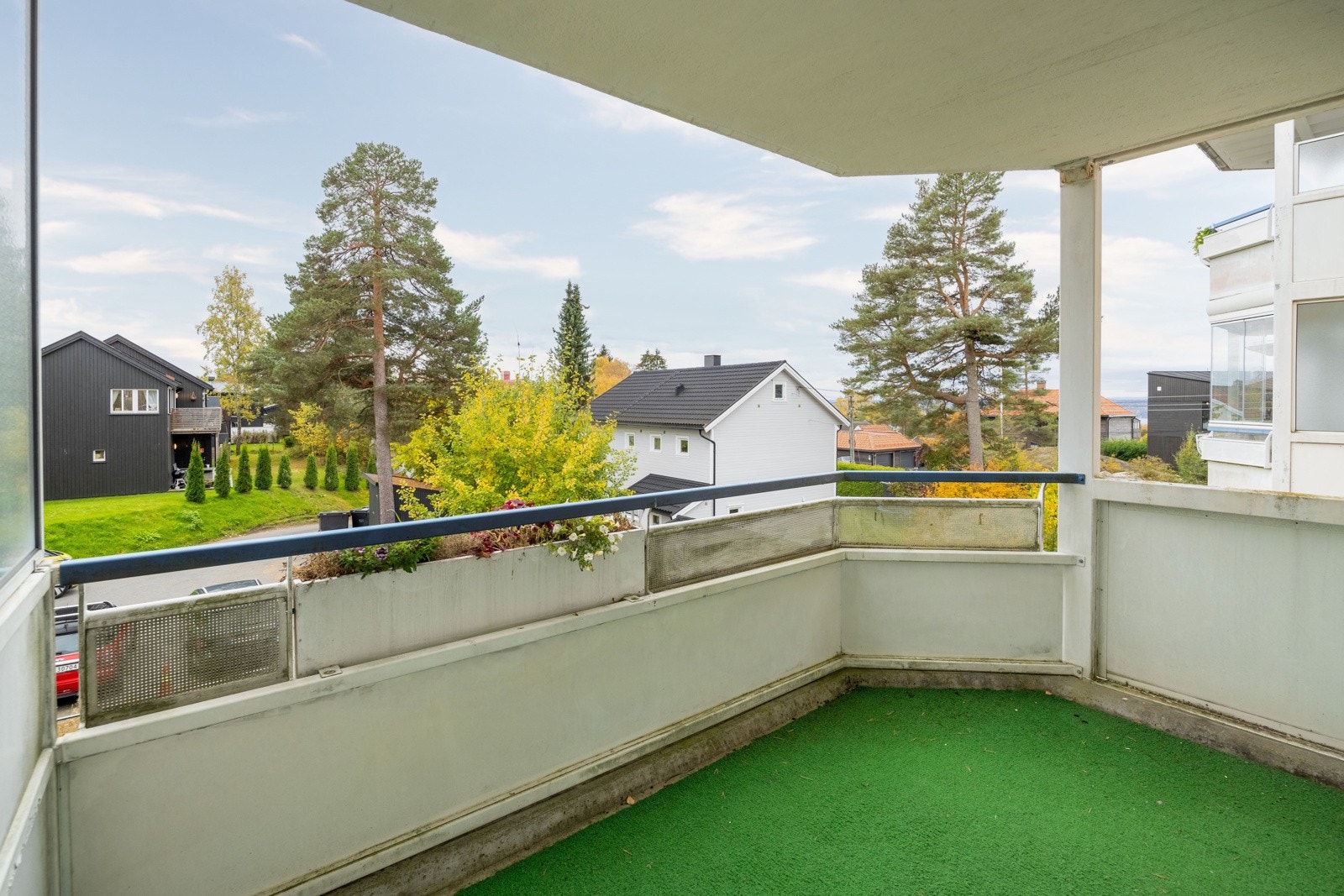 Balkongen har montert utebelysning og stikkontakt. Galleribilde