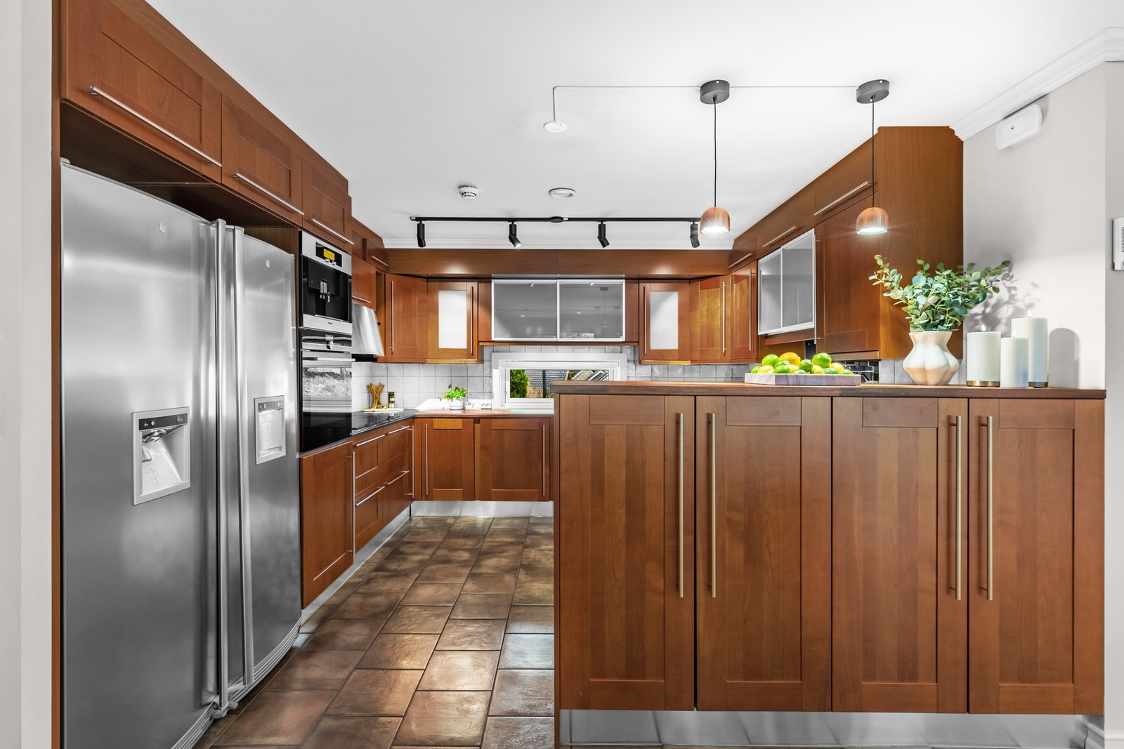 Kjøkkenet har innredning fra 2012 Galleribilde