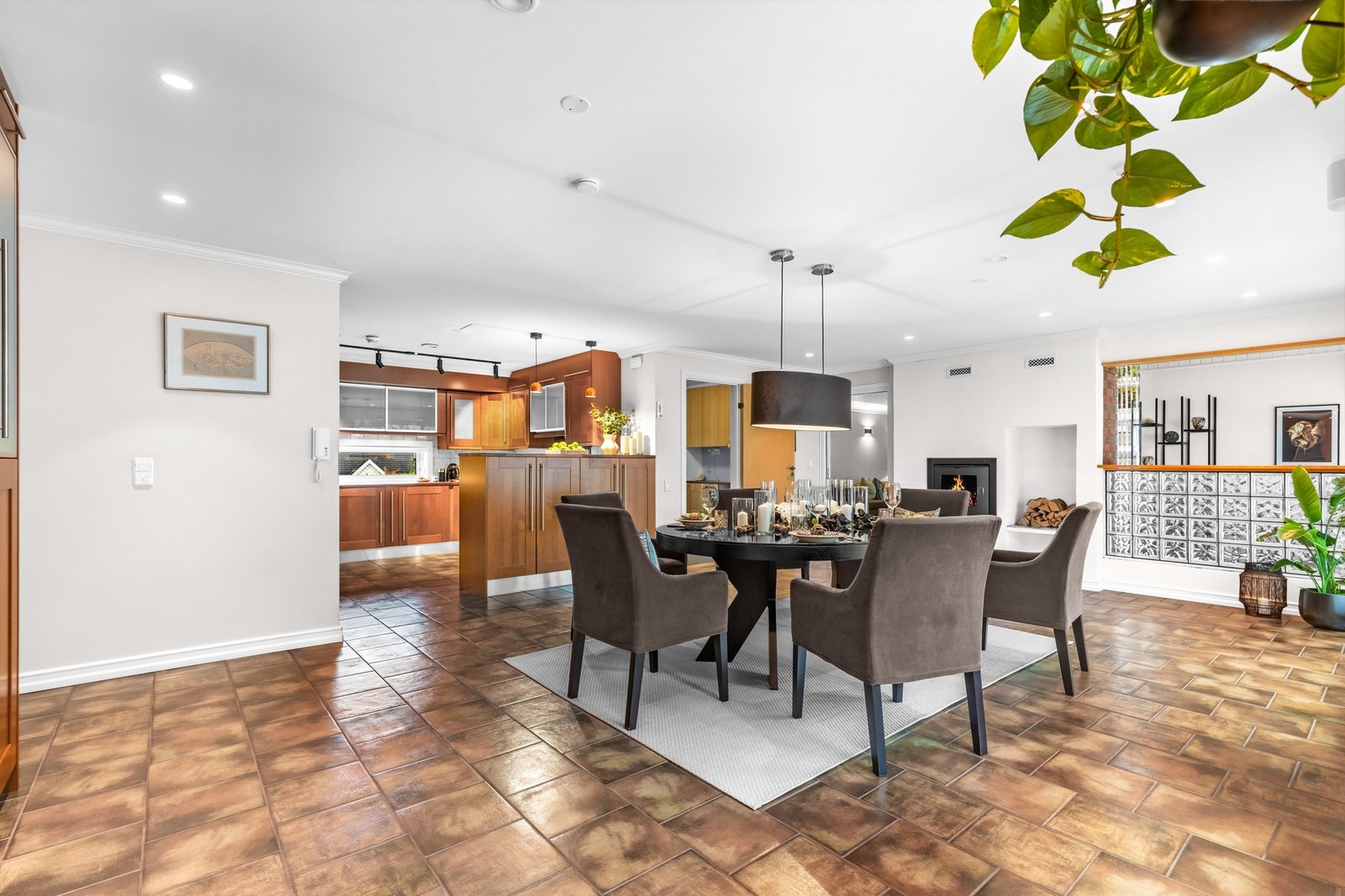 Spisestuen byr på en varm atmosfære med peis og plassering ved siden av kjøkkenet Galleribilde