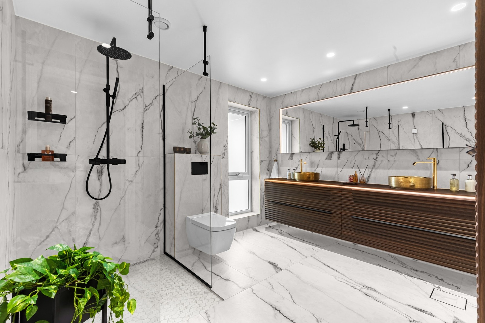 Dusjhjørne med glassvegg og regnfallsdusj gir en spa-lignende opplevelse Galleribilde