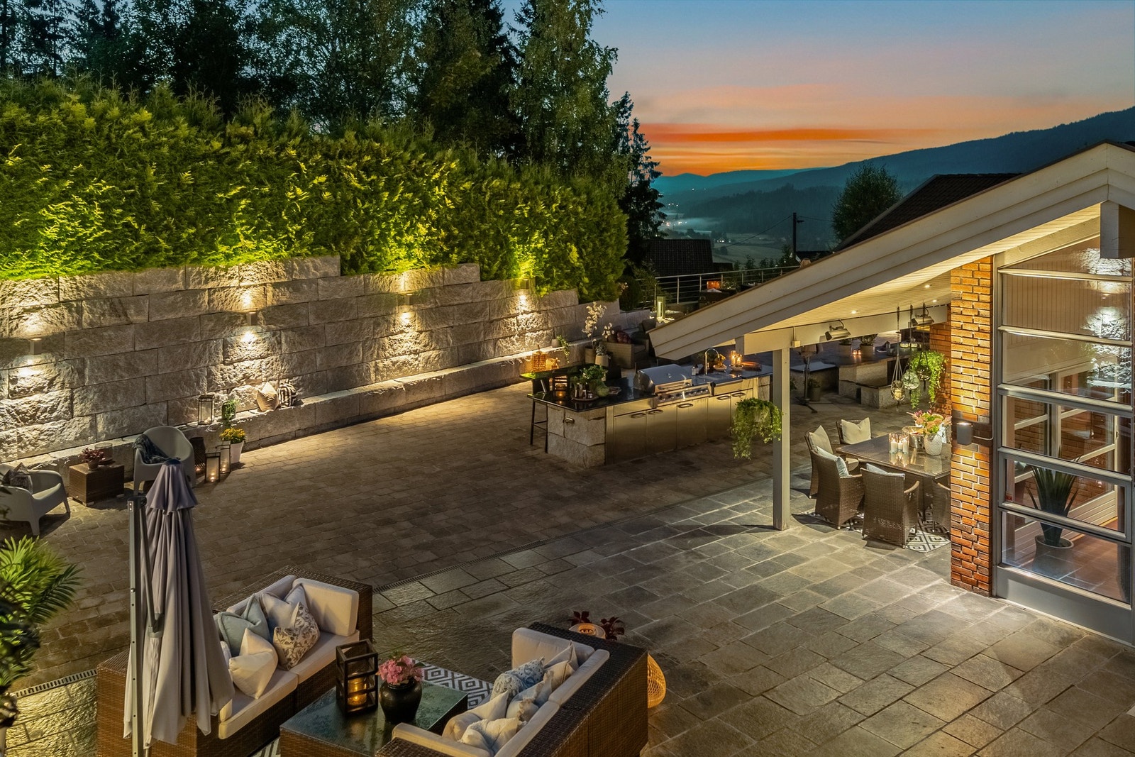 Uteplassen har belysning som skaper fin stemning på kveldstid Galleribilde