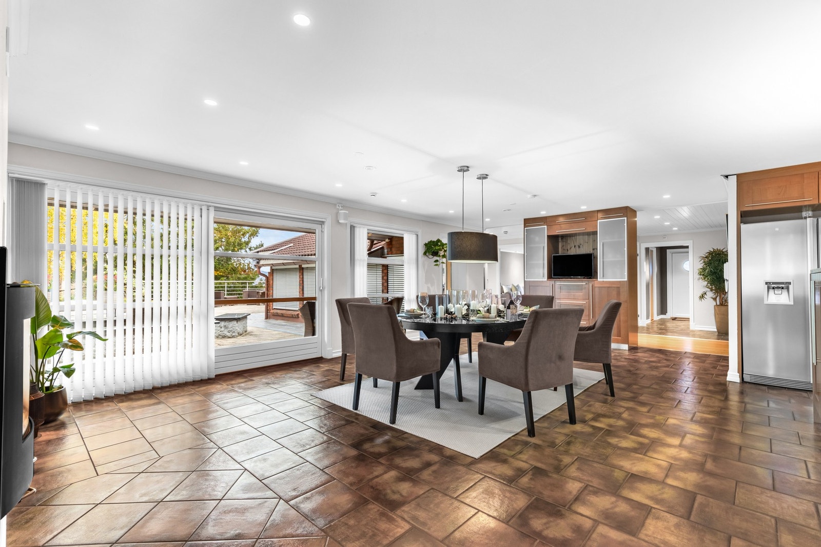 Rommet har flislagt gulv med vannbåren gulvvarme, noe som sikrer en behagelig og jevn varme i hele rommet Galleribilde