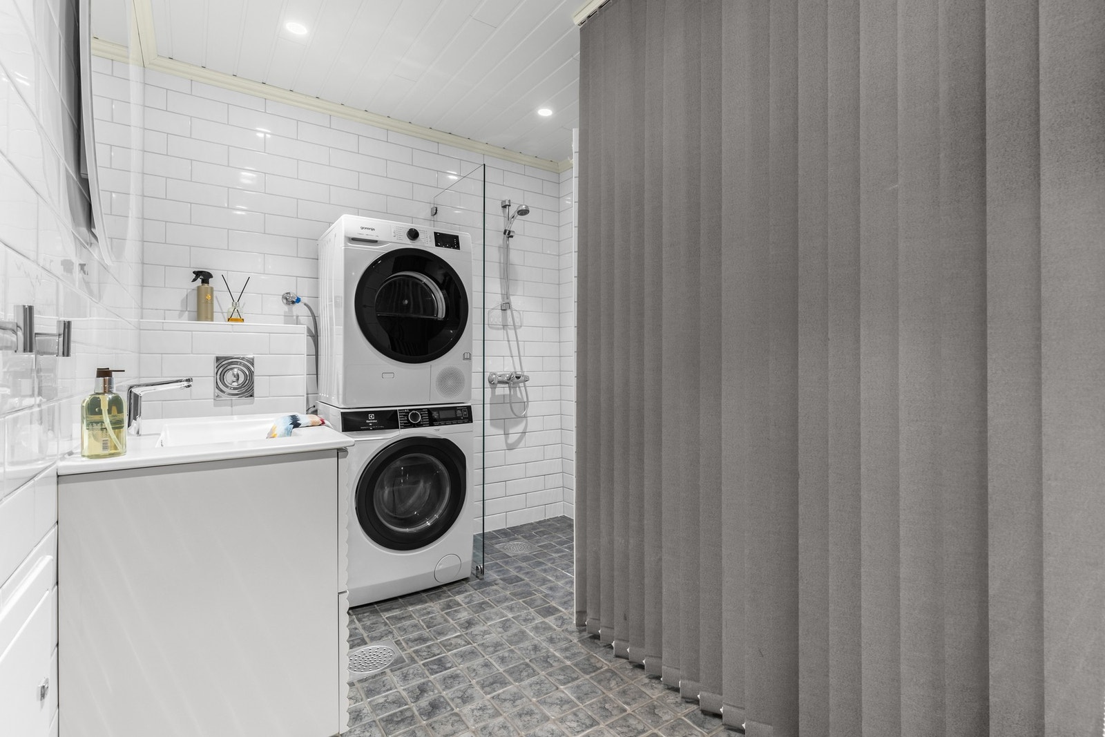 Underetasjen har et bad med opplegg for vaskemaskin og tørketrommel Galleribilde