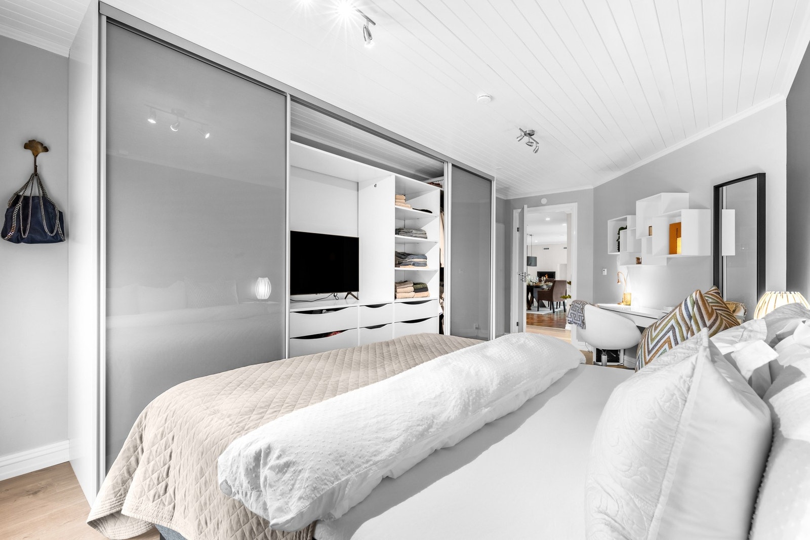 Soverommet har stor skyvedørsgarderobe med innredning Galleribilde