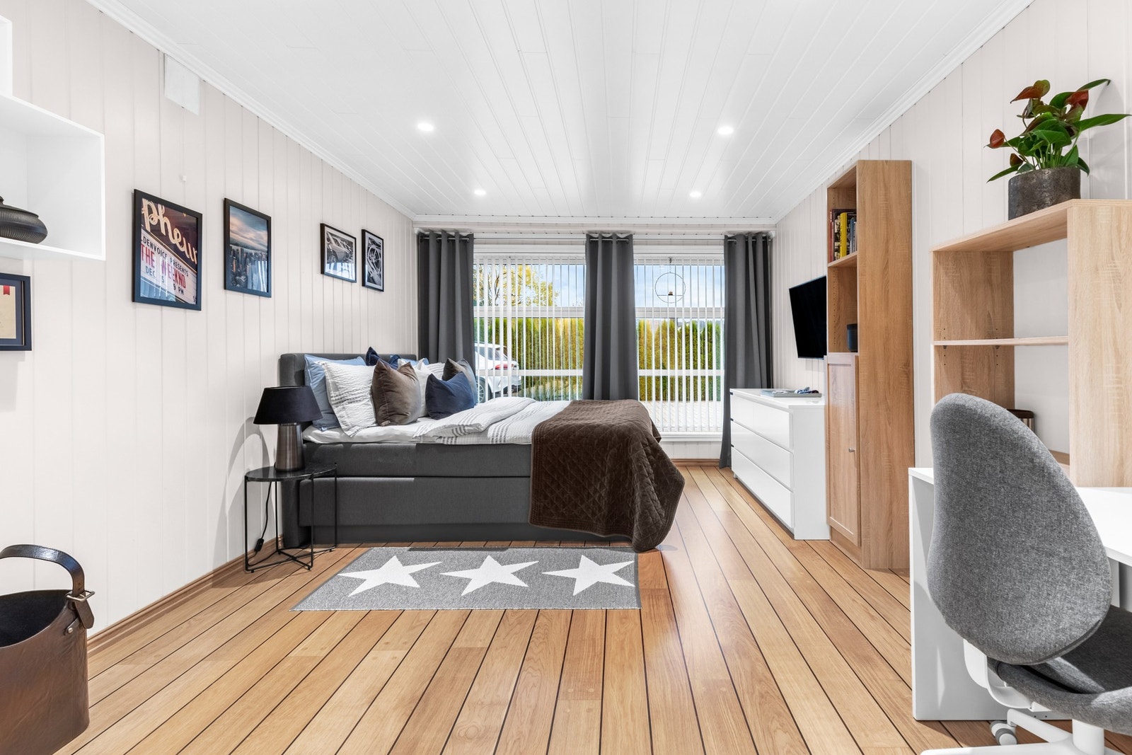 Romslig rom som brukes som soverom (byggemeldt som hobbyrom, og ikke godkjent for varig opphold) Galleribilde