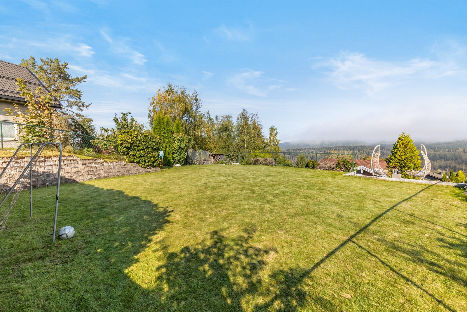 På toppen av tomten er det plass for barna til å spille fotball eller boltre seg i gresset Galleribilde