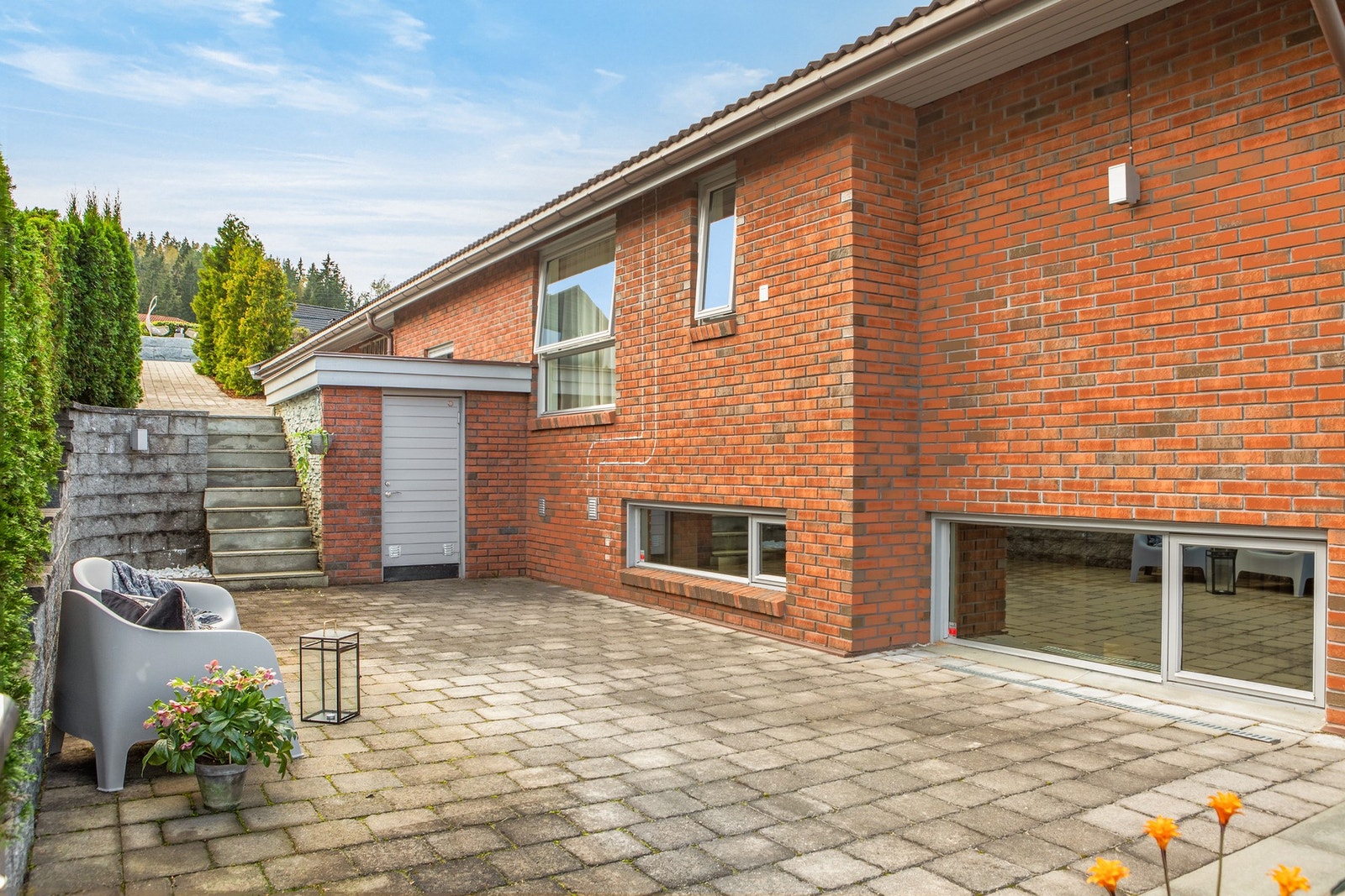 Rundt hele boligen er det forskjellige uteplasser med plass for sittegrupper. Her er det tilgang til yttligere en bod med lagringsplass Galleribilde