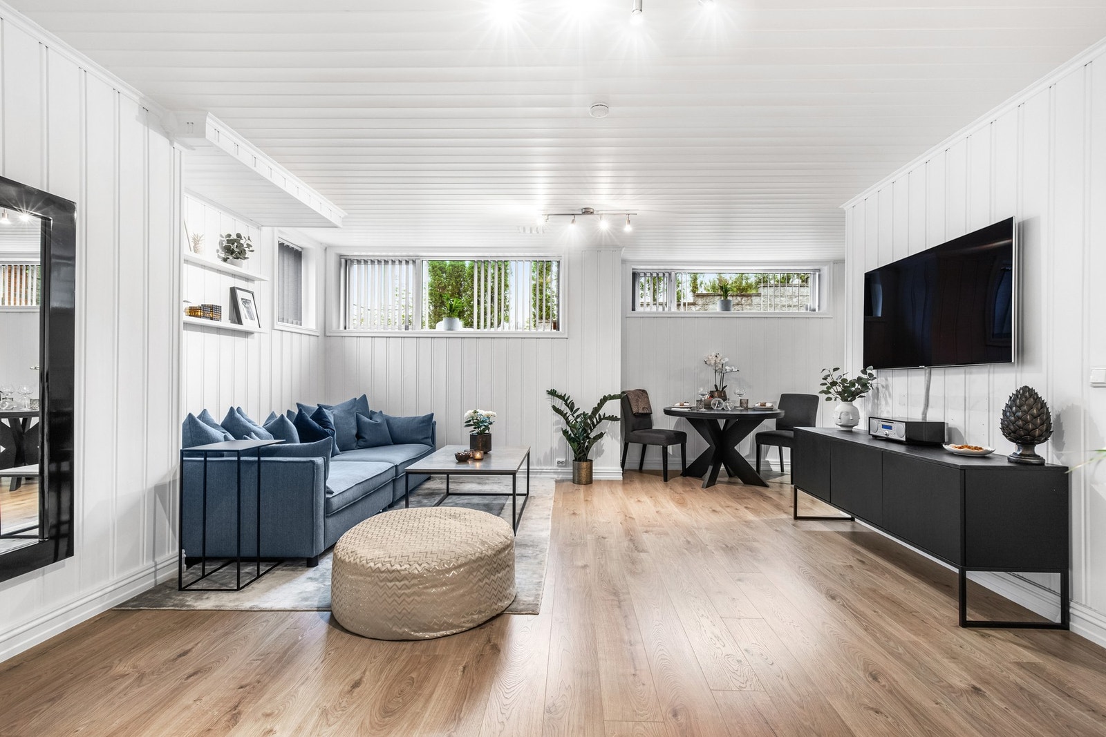 Her er det god plass for sofa, tv-løsning og spisebord Galleribilde