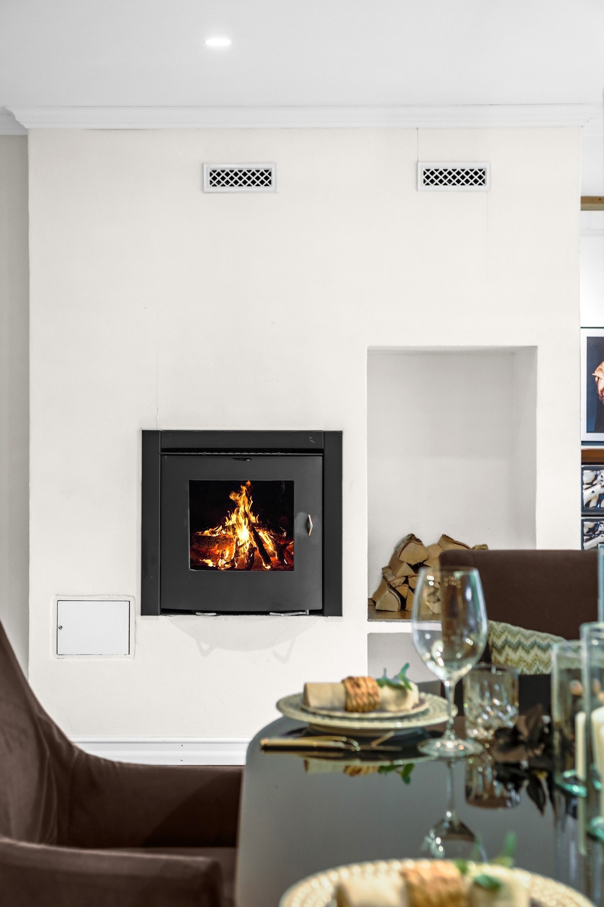 Det er peis i både stuen og spisestuen Galleribilde