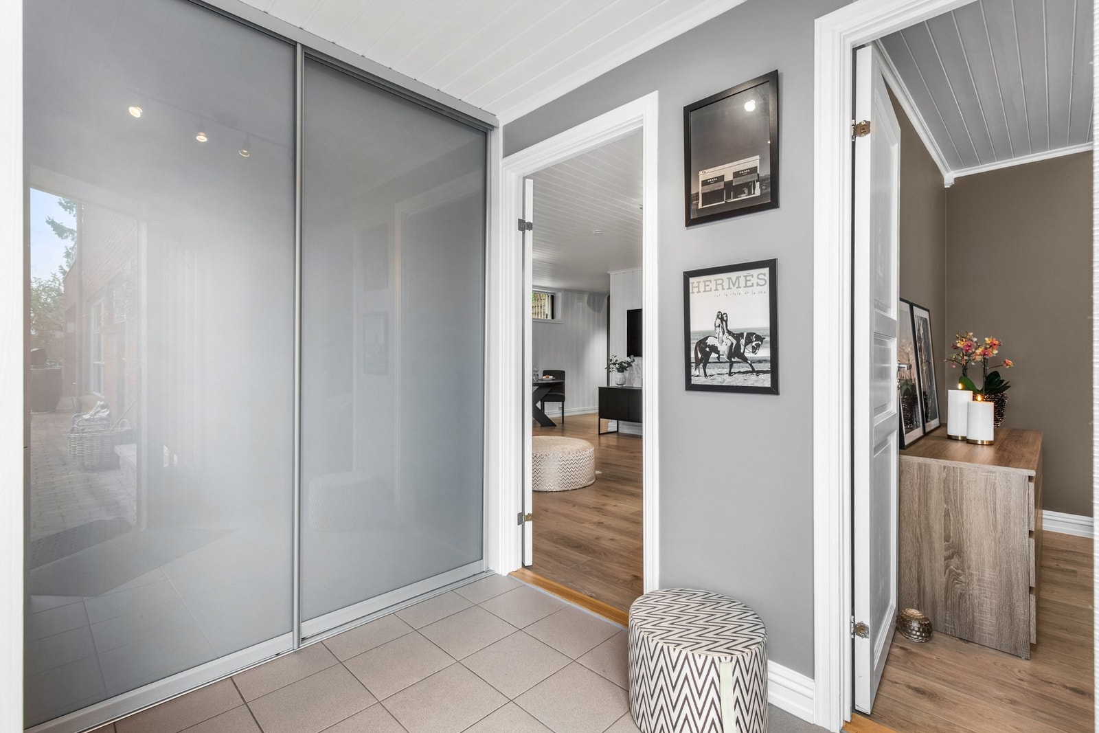 Leiligheten har separat inngang fra utsiden til leiligheten. Vindfanget har skyvedørsgarderobe Galleribilde