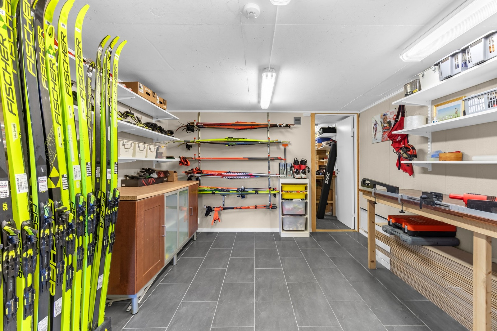 Bod i underetasjen som brukes som smørebod - Perfekt for oppbevaring av skiutstyr Galleribilde
