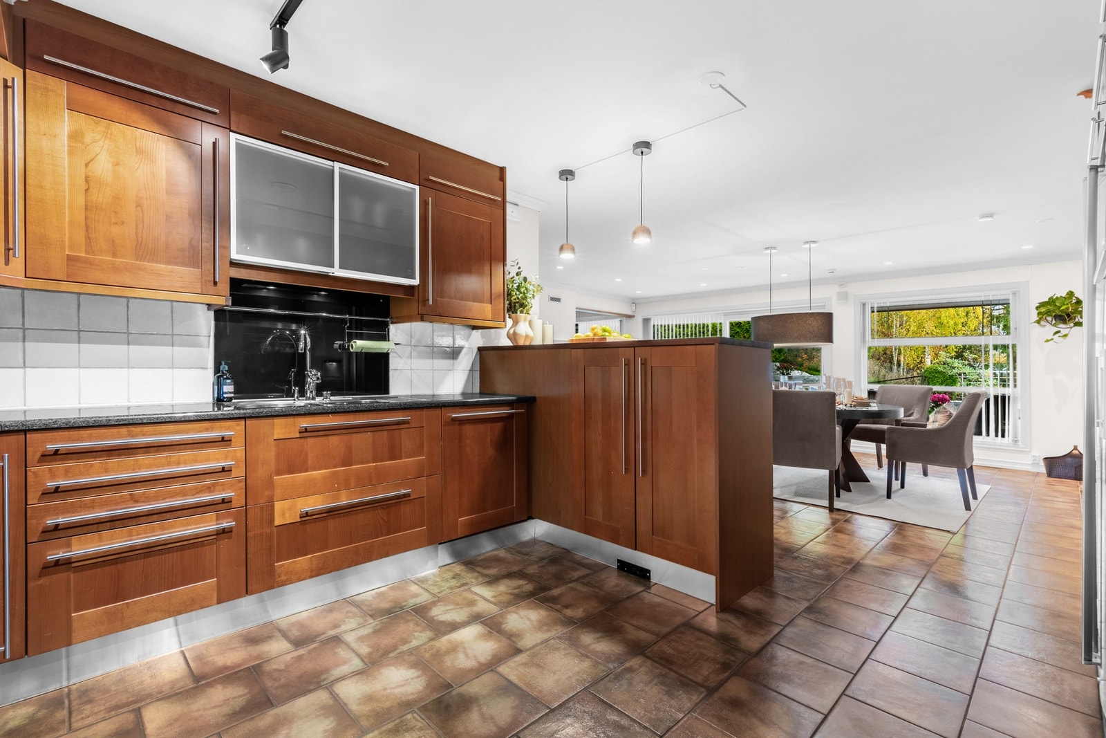 Kjøkkenet er hjertet i hjemmet og her får man et rom som kombinerer funksjonalitet med smarte løsninger Galleribilde