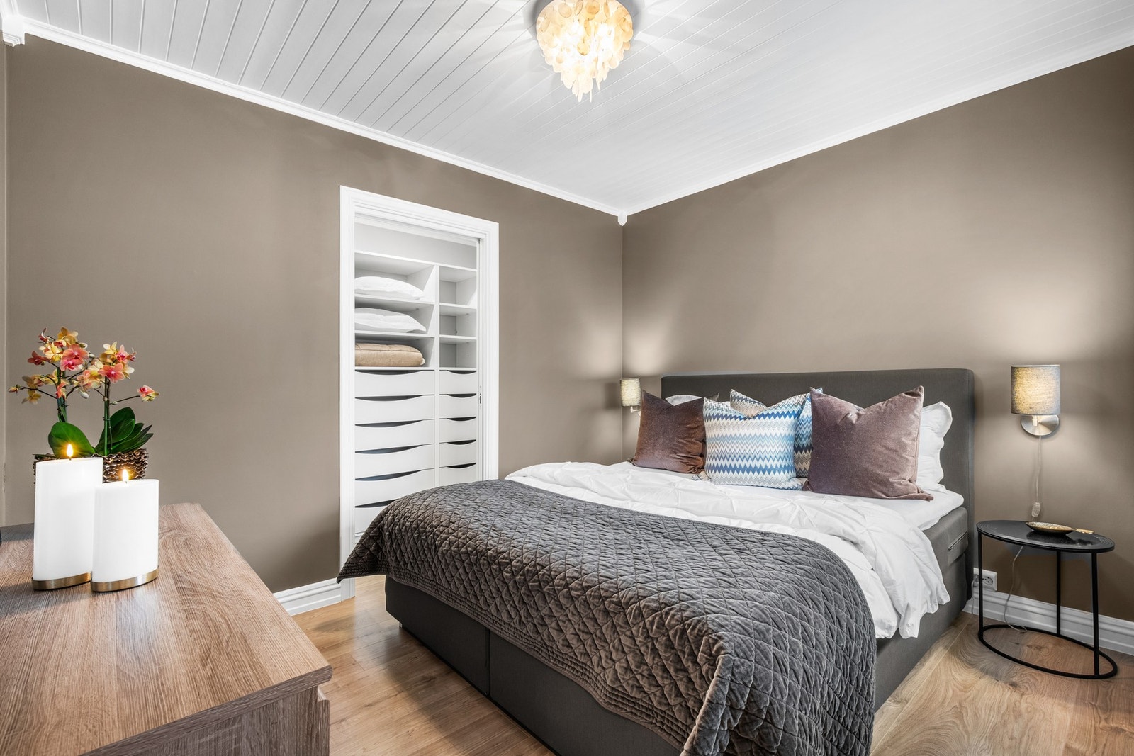 Romslig soverom med direkte tilgang til praktisk omkledningsrom Galleribilde