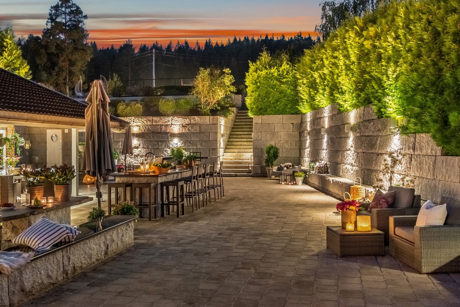 Uteplassen byr på langbord i skifer og utekjøkken med barløsning Galleribilde