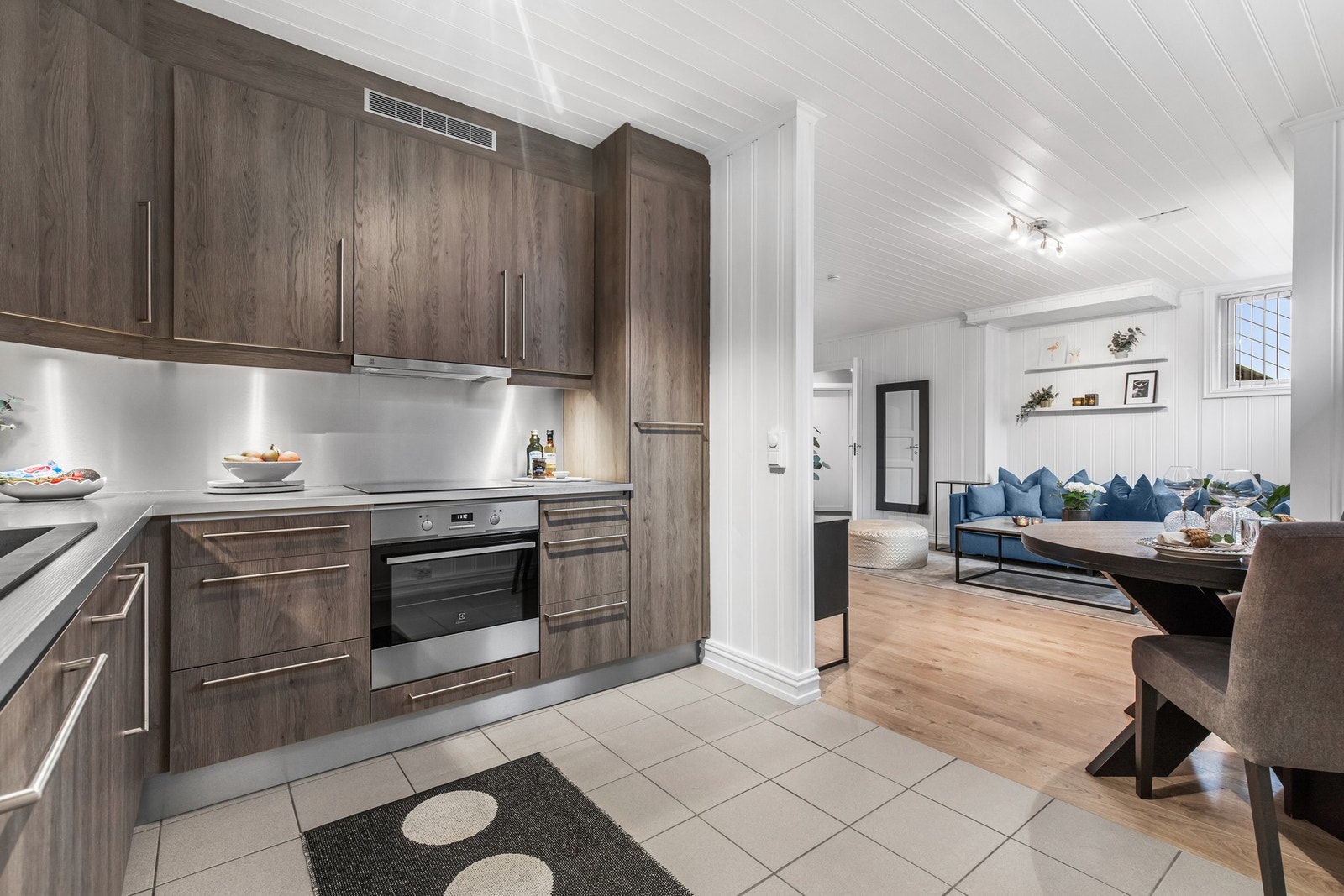 Kjøkkenet i leiligheten er oppgradert i 2012 og holder en gjennomgående god standard og fremstår godt vedlikeholdt Galleribilde