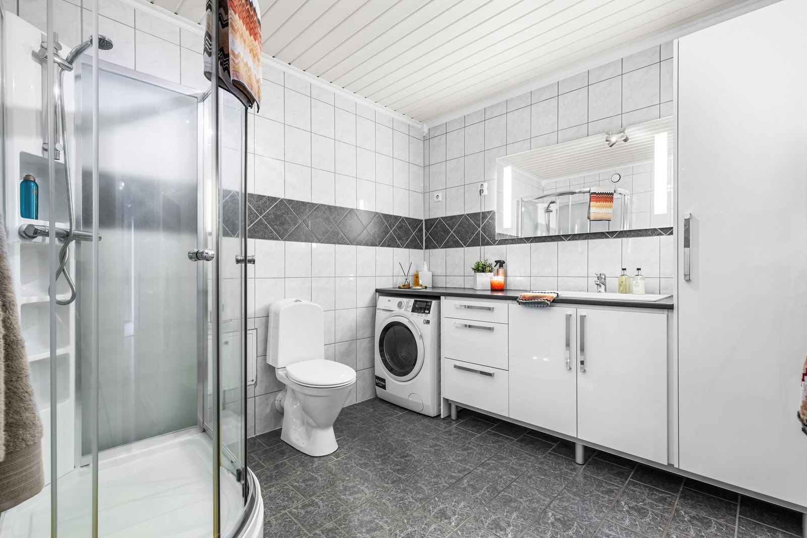 Bad med dusjkabinett og opplegg for vaskemaskin Galleribilde