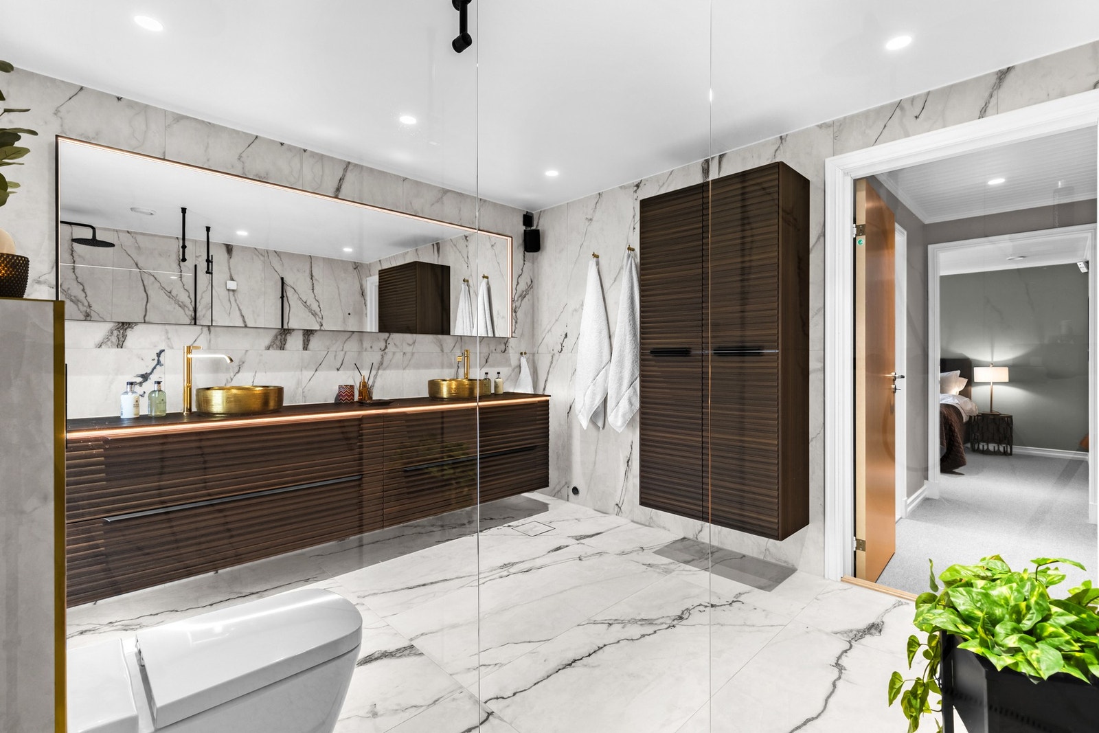 Romslig bad fra 2023 med lekre detaljer Galleribilde