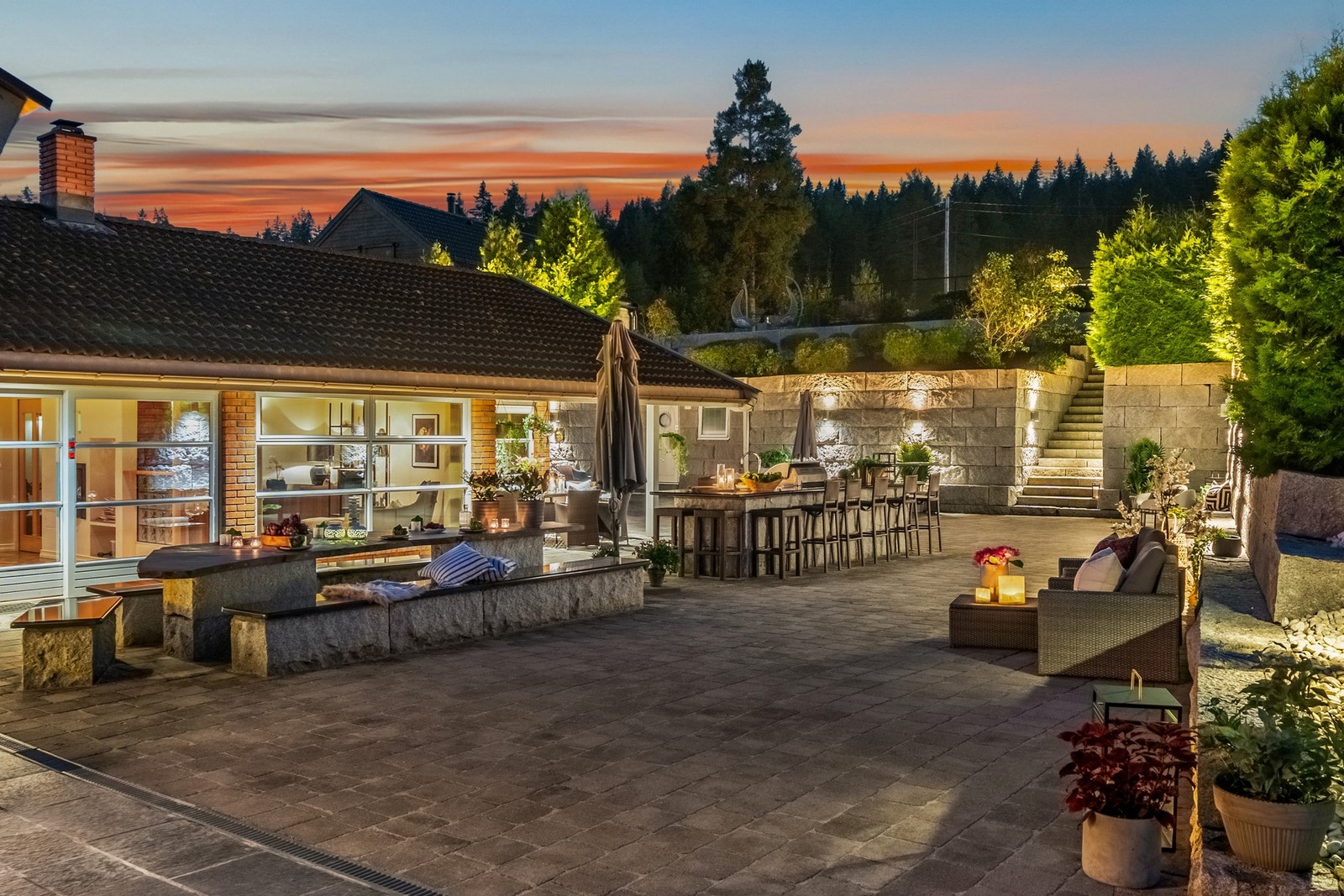 Boligen har fantastiske uteområder på ca. 360 kvm og er inndelt i flere traseer og nivåer, noe som gir en parkmessig følelse Galleribilde