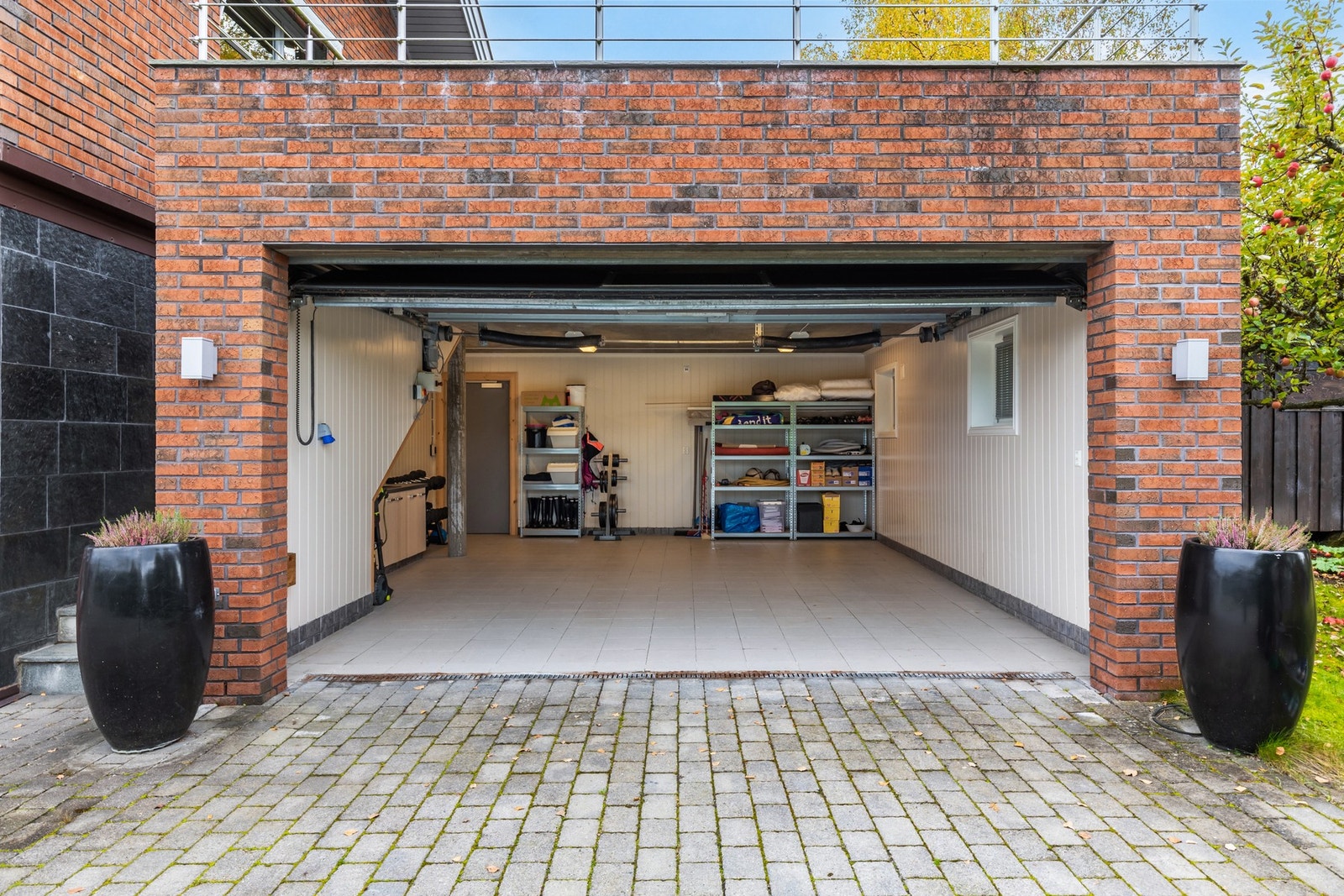 Boligen byr på en stor dobbelgarasje med terrasse på toppen Galleribilde