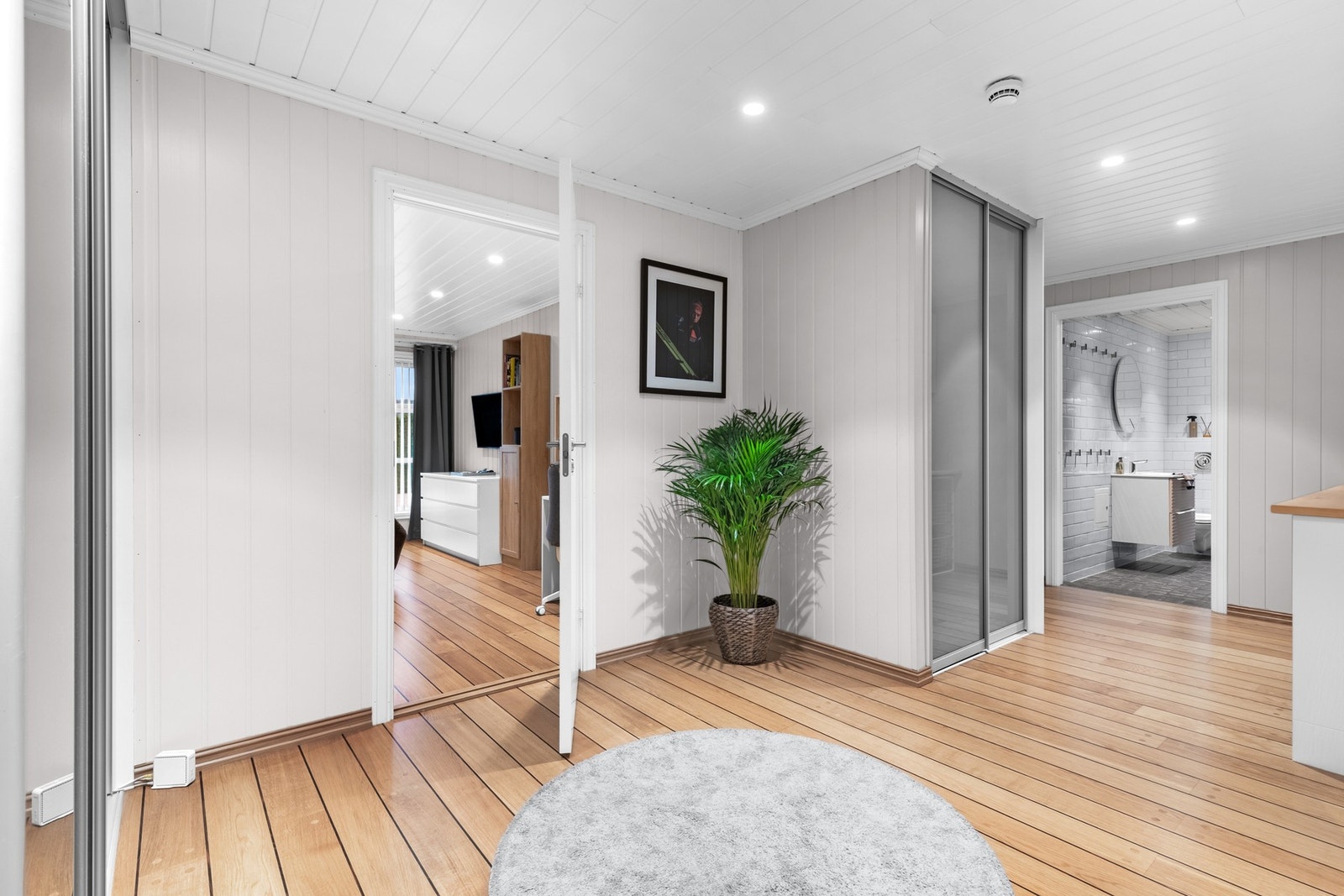 Mellongang i underetasjen med skyvedørsgarderobe Galleribilde